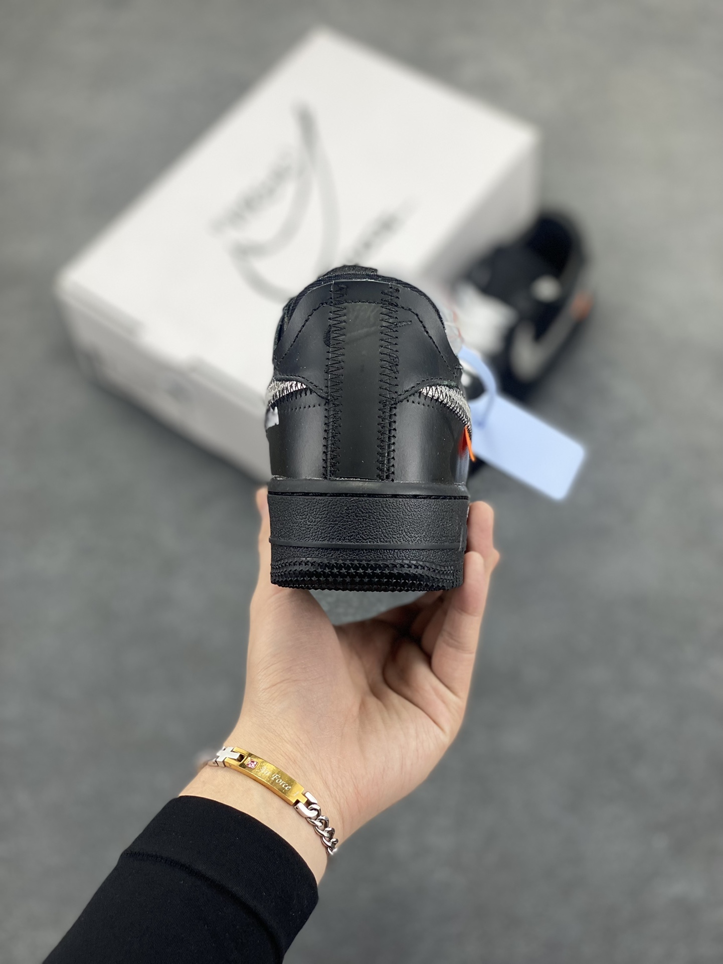 图片[4]-福利特价 OFF-White x Nike Air Force 1 OW联名空军一号低帮运动板鞋该款以黑色为主体色调 ，搭配银色 Swoosh Logo 点缀白色标语，呈现出联名系列招牌的解构设计 Swoosh 侧面的红色缝标在黑色鞋身上十分显眼，与红色的调包扣相呼应。Virgil 在鞋中底上，分别以马克笔写有 “For Serena only”、“Virgil 2019” 等字样，同此前送给詹姆斯等人的亲友限定一样 货号：AV5210-001 尺码：40 40.5 41 42 42.5 43 44 44.5 45-选品中心