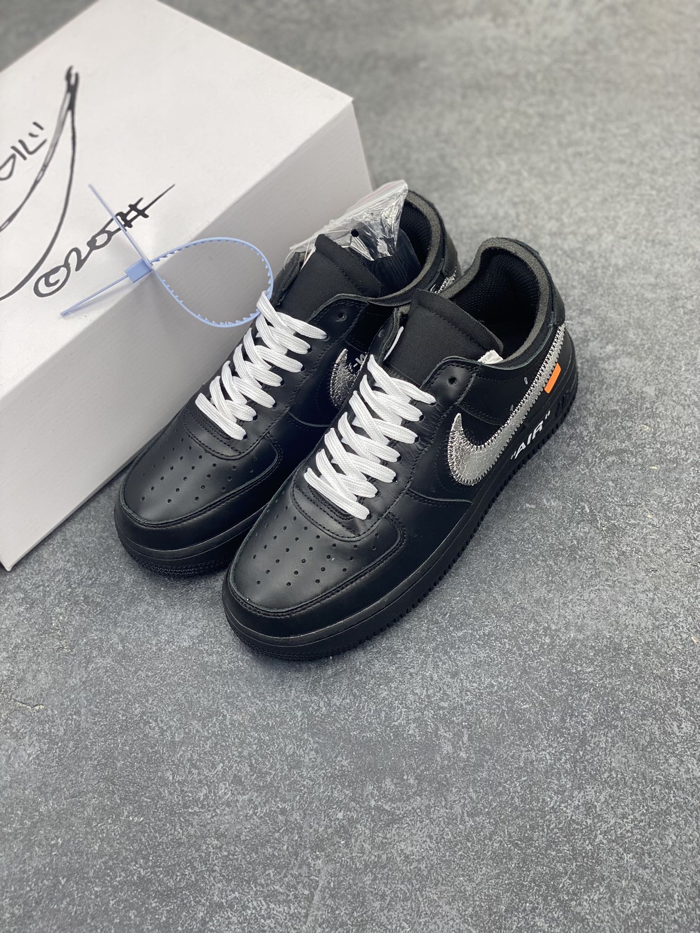 图片[8]-福利特价 OFF-White x Nike Air Force 1 OW联名空军一号低帮运动板鞋该款以黑色为主体色调 ，搭配银色 Swoosh Logo 点缀白色标语，呈现出联名系列招牌的解构设计 Swoosh 侧面的红色缝标在黑色鞋身上十分显眼，与红色的调包扣相呼应。Virgil 在鞋中底上，分别以马克笔写有 “For Serena only”、“Virgil 2019” 等字样，同此前送给詹姆斯等人的亲友限定一样 货号：AV5210-001 尺码：40 40.5 41 42 42.5 43 44 44.5 45-选品中心