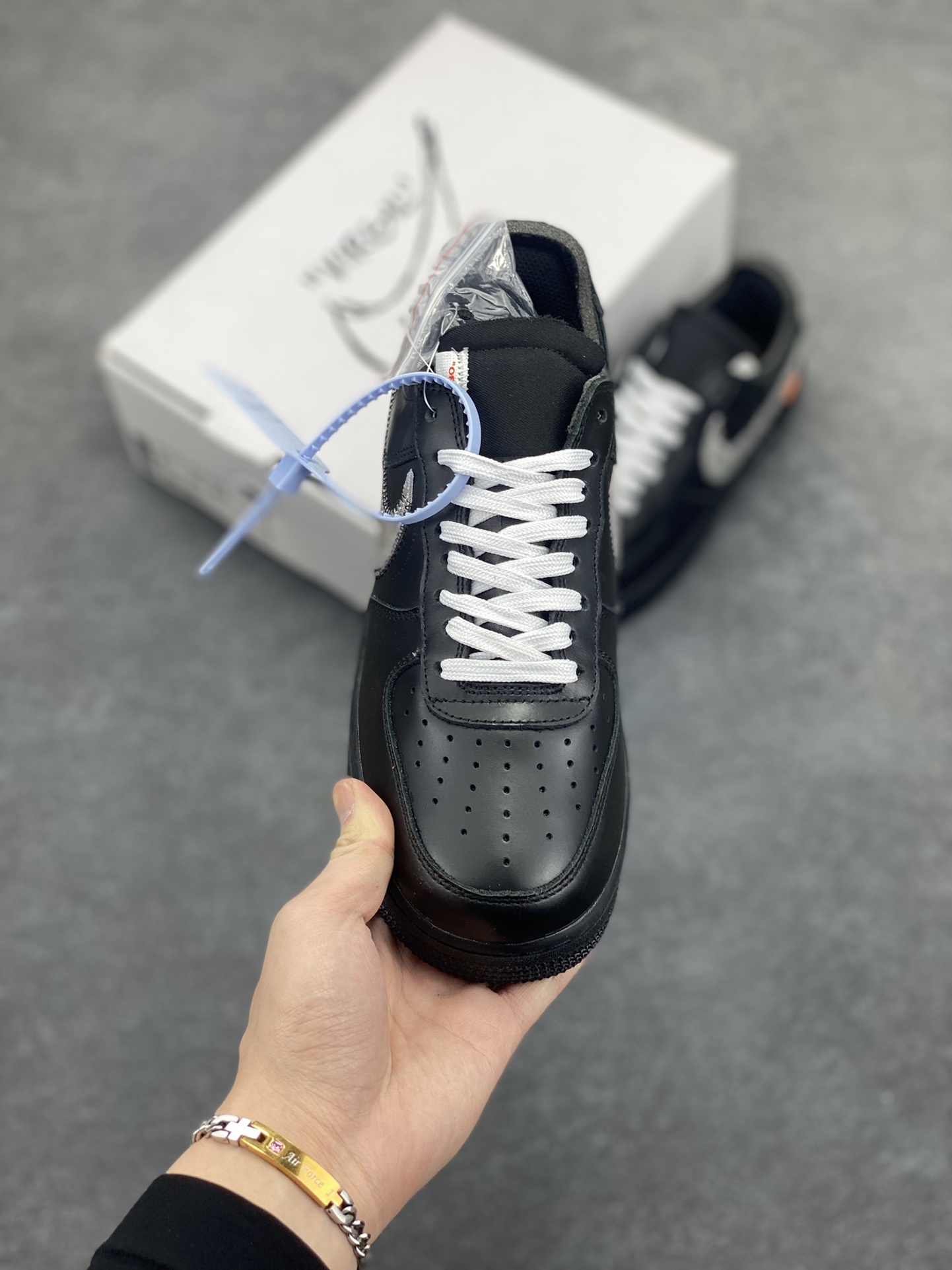图片[2]-福利特价 OFF-White x Nike Air Force 1 OW联名空军一号低帮运动板鞋该款以黑色为主体色调 ，搭配银色 Swoosh Logo 点缀白色标语，呈现出联名系列招牌的解构设计 Swoosh 侧面的红色缝标在黑色鞋身上十分显眼，与红色的调包扣相呼应。Virgil 在鞋中底上，分别以马克笔写有 “For Serena only”、“Virgil 2019” 等字样，同此前送给詹姆斯等人的亲友限定一样 货号：AV5210-001 尺码：40 40.5 41 42 42.5 43 44 44.5 45-选品中心