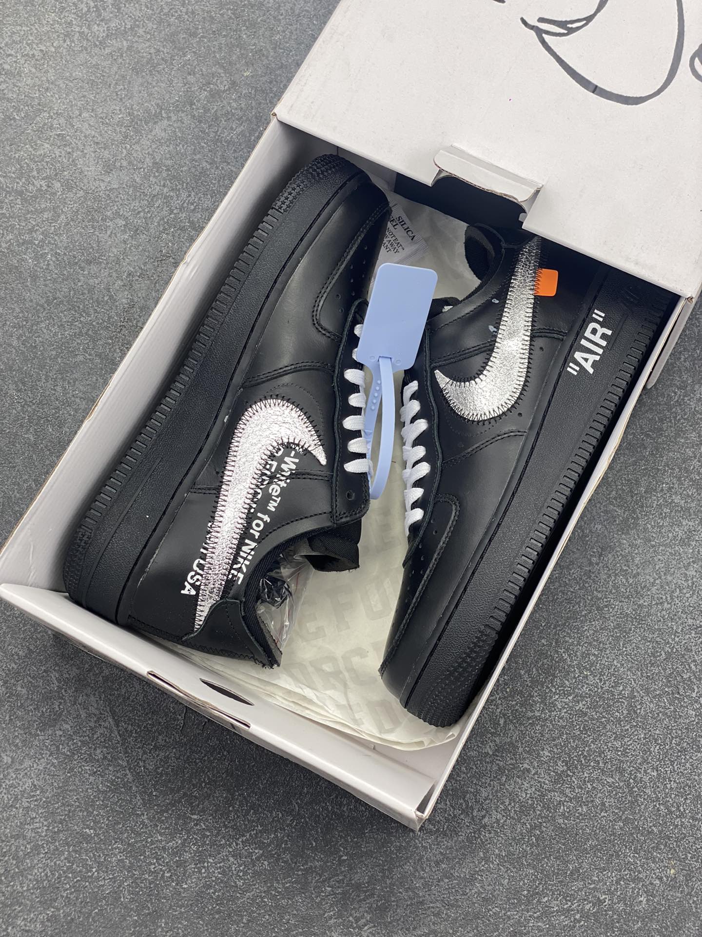 图片[9]-福利特价 OFF-White x Nike Air Force 1 OW联名空军一号低帮运动板鞋该款以黑色为主体色调 ，搭配银色 Swoosh Logo 点缀白色标语，呈现出联名系列招牌的解构设计 Swoosh 侧面的红色缝标在黑色鞋身上十分显眼，与红色的调包扣相呼应。Virgil 在鞋中底上，分别以马克笔写有 “For Serena only”、“Virgil 2019” 等字样，同此前送给詹姆斯等人的亲友限定一样 货号：AV5210-001 尺码：40 40.5 41 42 42.5 43 44 44.5 45-选品中心