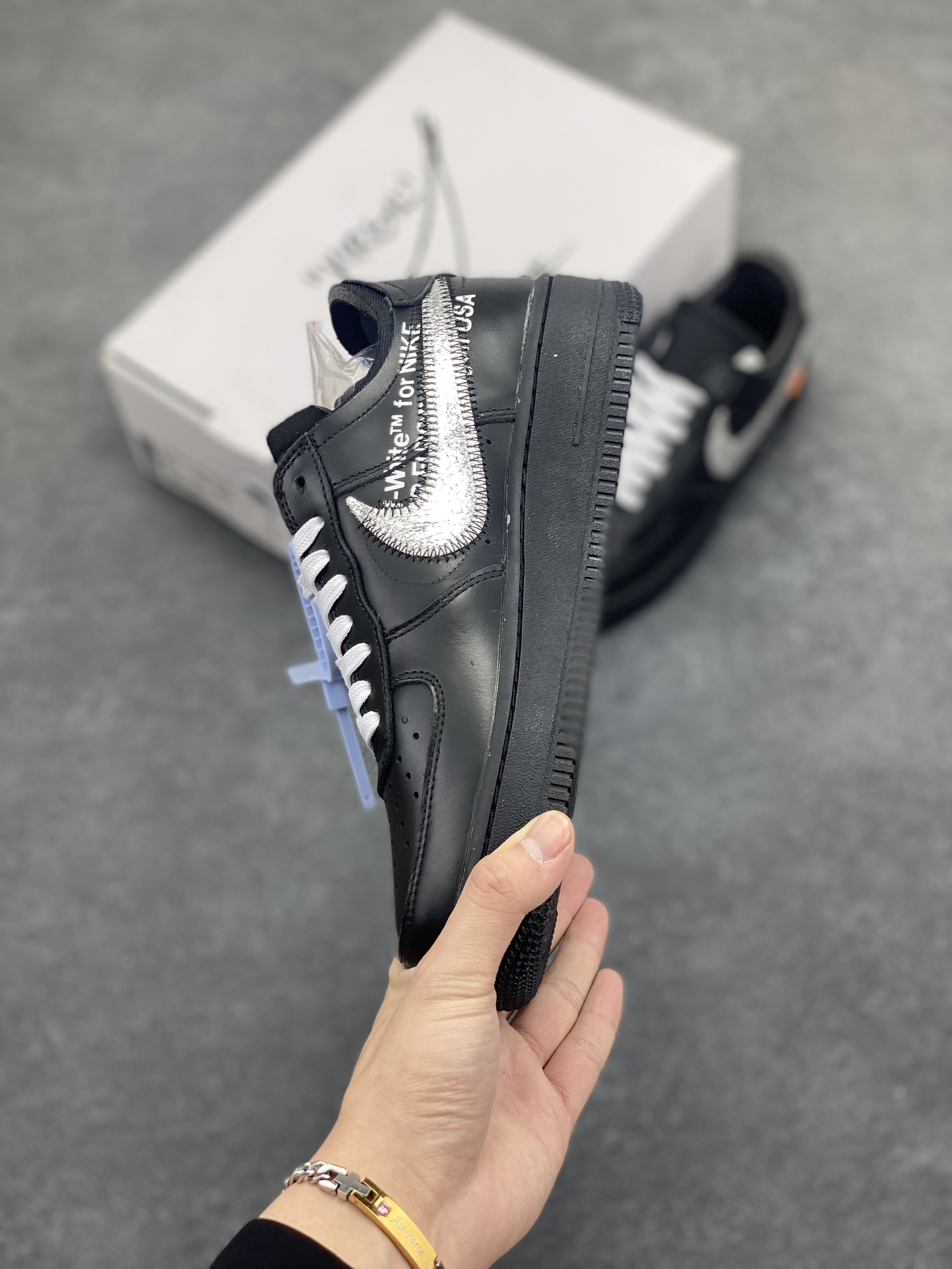 图片[3]-福利特价 OFF-White x Nike Air Force 1 OW联名空军一号低帮运动板鞋该款以黑色为主体色调 ，搭配银色 Swoosh Logo 点缀白色标语，呈现出联名系列招牌的解构设计 Swoosh 侧面的红色缝标在黑色鞋身上十分显眼，与红色的调包扣相呼应。Virgil 在鞋中底上，分别以马克笔写有 “For Serena only”、“Virgil 2019” 等字样，同此前送给詹姆斯等人的亲友限定一样 货号：AV5210-001 尺码：40 40.5 41 42 42.5 43 44 44.5 45-选品中心