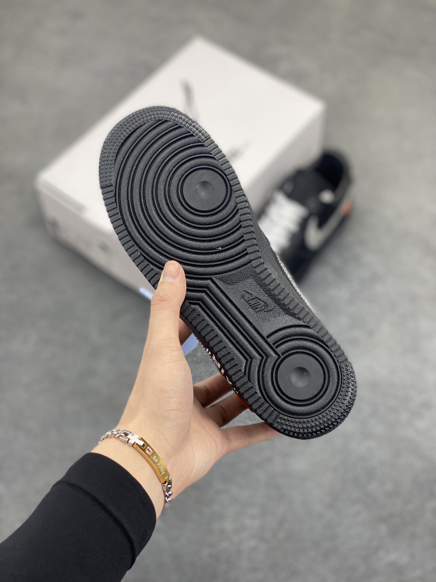图片[5]-福利特价 OFF-White x Nike Air Force 1 OW联名空军一号低帮运动板鞋该款以黑色为主体色调 ，搭配银色 Swoosh Logo 点缀白色标语，呈现出联名系列招牌的解构设计 Swoosh 侧面的红色缝标在黑色鞋身上十分显眼，与红色的调包扣相呼应。Virgil 在鞋中底上，分别以马克笔写有 “For Serena only”、“Virgil 2019” 等字样，同此前送给詹姆斯等人的亲友限定一样 货号：AV5210-001 尺码：40 40.5 41 42 42.5 43 44 44.5 45-选品中心