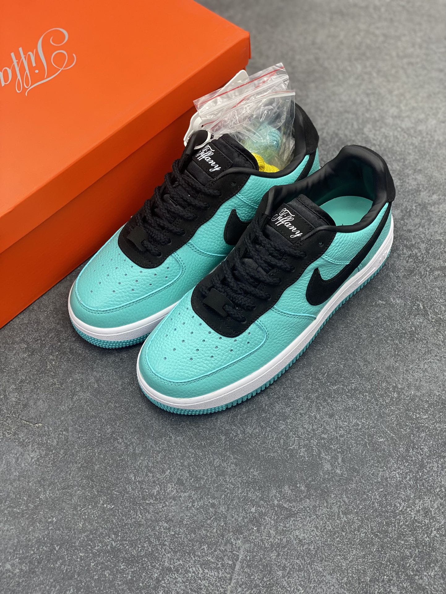 图片[8]-福利特价 詹姆斯同款 Tiffany & CO x Nk Air Force 1 Low \”1837\” 蒂芙尼联名 空军一号低帮板鞋 原楦头原纸板 打造纯正空军版型专注外贸渠道 全掌内置蜂窝气垫 原盒配件 原厂中底钢印、拉帮完美 货号：DZ1382-002 尺码：36 36.5 37.5 38 38.5 39 40 40.5 41 42 42.5 43 44 44.5 45-选品中心