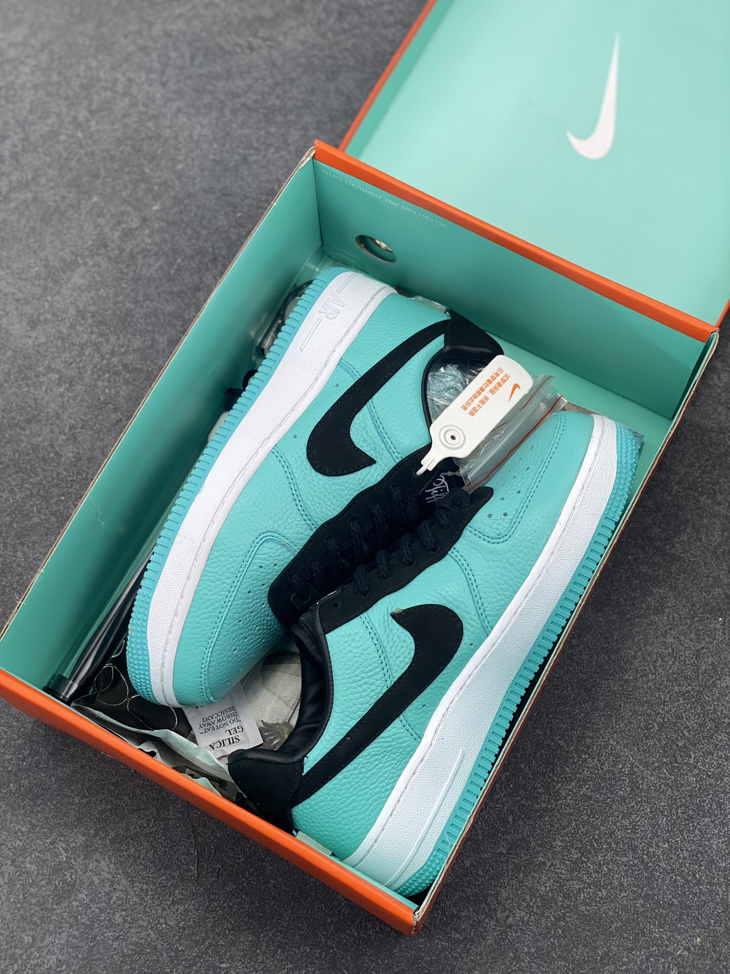 图片[9]-福利特价 詹姆斯同款 Tiffany & CO x Nk Air Force 1 Low \”1837\” 蒂芙尼联名 空军一号低帮板鞋 原楦头原纸板 打造纯正空军版型专注外贸渠道 全掌内置蜂窝气垫 原盒配件 原厂中底钢印、拉帮完美 货号：DZ1382-002 尺码：36 36.5 37.5 38 38.5 39 40 40.5 41 42 42.5 43 44 44.5 45-选品中心