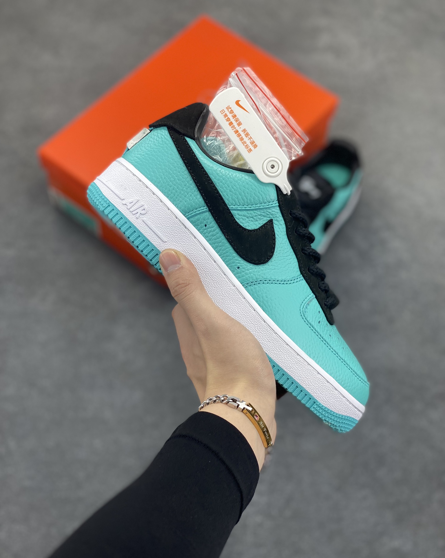 福利特价 詹姆斯同款 Tiffany & CO x Nk Air Force 1 Low \”1837\” 蒂芙尼联名 空军一号低帮板鞋 原楦头原纸板 打造纯正空军版型专注外贸渠道 全掌内置蜂窝气垫 原盒配件 原厂中底钢印、拉帮完美 货号:DZ1382-002 尺码:36 36.5 37.5 38 38.5 39 40 40.5 41 42 42.5 43 44 44.5 45-选品中心