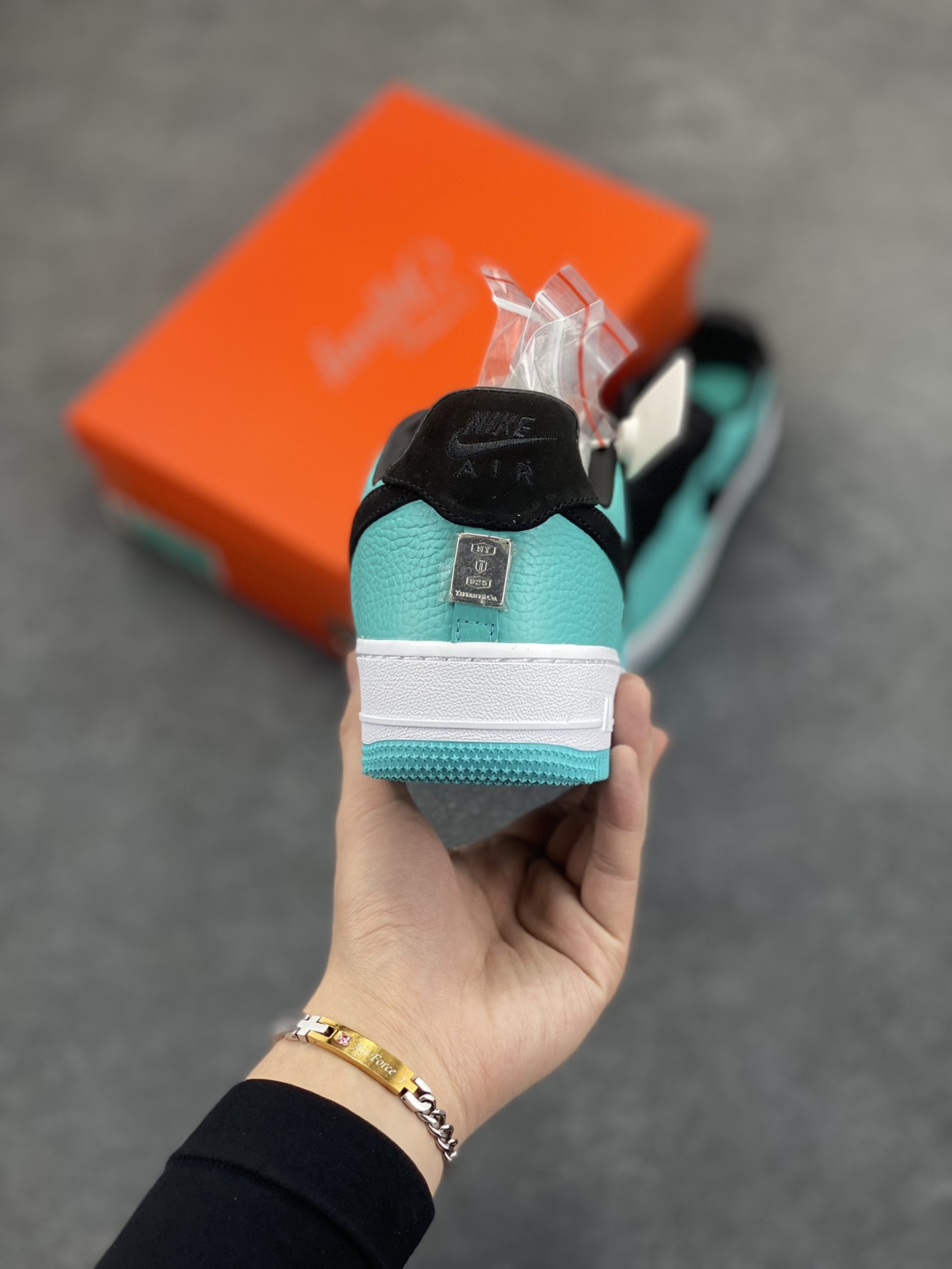 图片[4]-福利特价 詹姆斯同款 Tiffany & CO x Nk Air Force 1 Low \”1837\” 蒂芙尼联名 空军一号低帮板鞋 原楦头原纸板 打造纯正空军版型专注外贸渠道 全掌内置蜂窝气垫 原盒配件 原厂中底钢印、拉帮完美 货号：DZ1382-002 尺码：36 36.5 37.5 38 38.5 39 40 40.5 41 42 42.5 43 44 44.5 45-选品中心