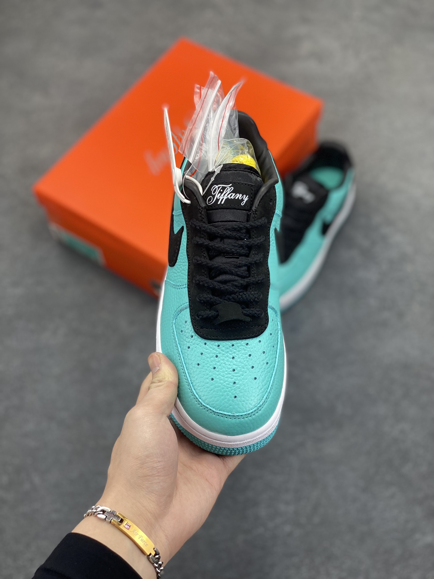 图片[2]-福利特价 詹姆斯同款 Tiffany & CO x Nk Air Force 1 Low \”1837\” 蒂芙尼联名 空军一号低帮板鞋 原楦头原纸板 打造纯正空军版型专注外贸渠道 全掌内置蜂窝气垫 原盒配件 原厂中底钢印、拉帮完美 货号：DZ1382-002 尺码：36 36.5 37.5 38 38.5 39 40 40.5 41 42 42.5 43 44 44.5 45-选品中心