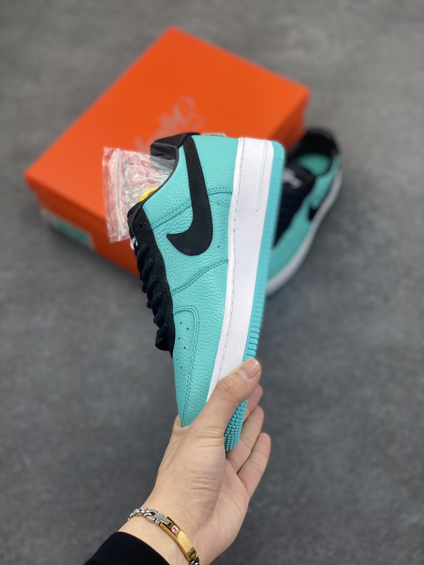 图片[3]-福利特价 詹姆斯同款 Tiffany & CO x Nk Air Force 1 Low \”1837\” 蒂芙尼联名 空军一号低帮板鞋 原楦头原纸板 打造纯正空军版型专注外贸渠道 全掌内置蜂窝气垫 原盒配件 原厂中底钢印、拉帮完美 货号：DZ1382-002 尺码：36 36.5 37.5 38 38.5 39 40 40.5 41 42 42.5 43 44 44.5 45-选品中心