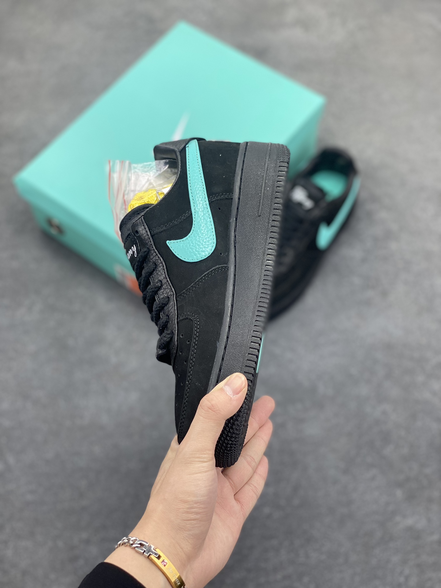 图片[3]-福利特价 Nike Air Force 1 Low 联名蒂芙尼蓝 空军一号低帮运动休闲板鞋 原楦头原纸板 打造纯正空军版型#专注外贸渠道 全掌内置蜂窝气垫 #原盒配件 原厂中底钢印、拉帮完美 货号：DZ1382-001 尺码：36 36.5 37.5 38 38.5 39 40 40.5 41 42 42.5 43 44 44.5 45-选品中心