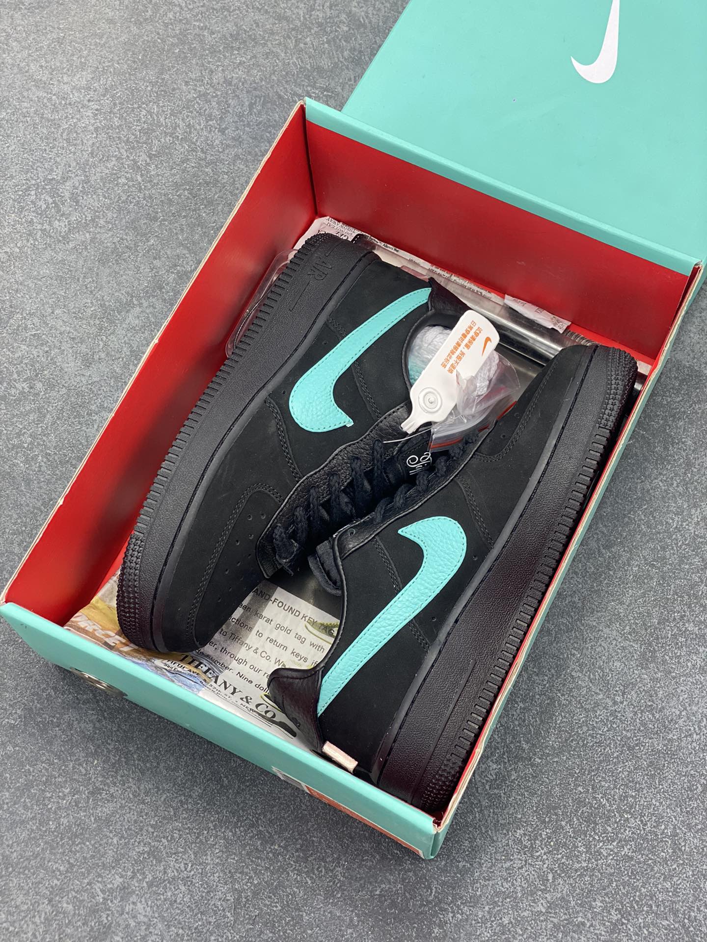 图片[9]-福利特价 Nike Air Force 1 Low 联名蒂芙尼蓝 空军一号低帮运动休闲板鞋 原楦头原纸板 打造纯正空军版型#专注外贸渠道 全掌内置蜂窝气垫 #原盒配件 原厂中底钢印、拉帮完美 货号：DZ1382-001 尺码：36 36.5 37.5 38 38.5 39 40 40.5 41 42 42.5 43 44 44.5 45-选品中心