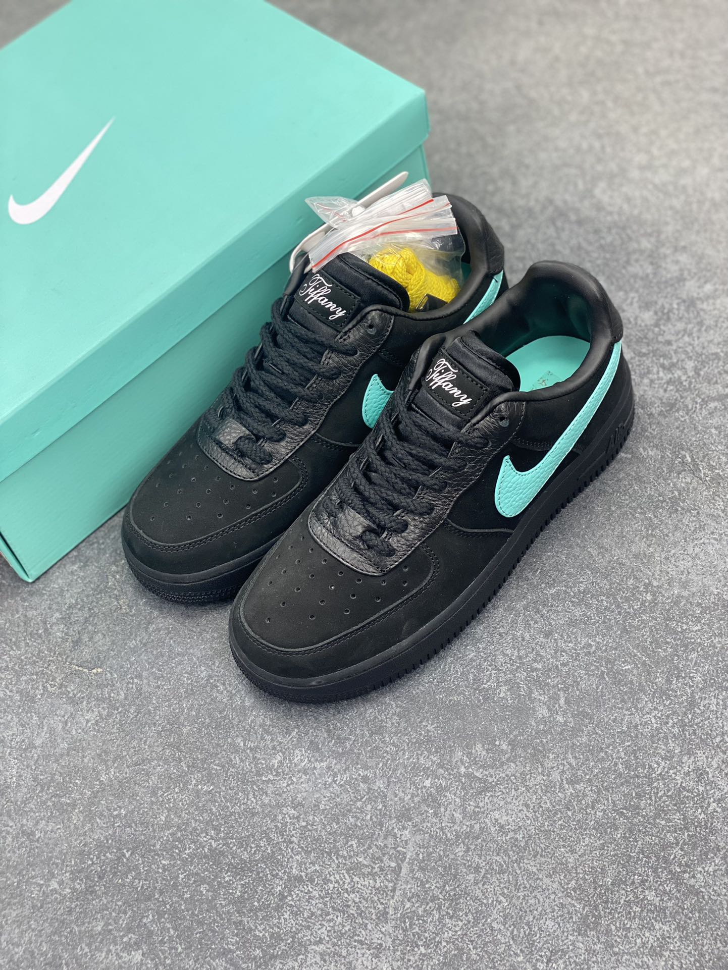 图片[8]-福利特价 Nike Air Force 1 Low 联名蒂芙尼蓝 空军一号低帮运动休闲板鞋 原楦头原纸板 打造纯正空军版型#专注外贸渠道 全掌内置蜂窝气垫 #原盒配件 原厂中底钢印、拉帮完美 货号：DZ1382-001 尺码：36 36.5 37.5 38 38.5 39 40 40.5 41 42 42.5 43 44 44.5 45-选品中心