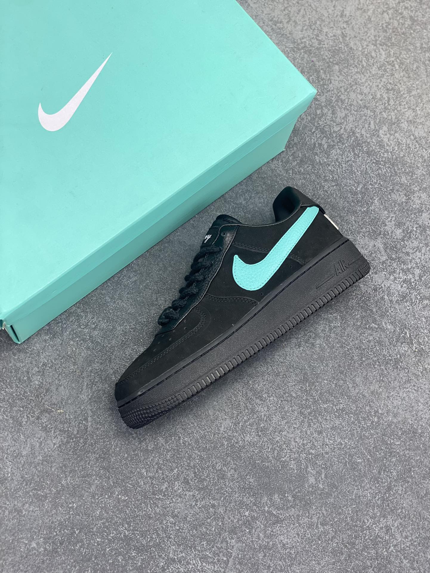 图片[7]-福利特价 Nike Air Force 1 Low 联名蒂芙尼蓝 空军一号低帮运动休闲板鞋 原楦头原纸板 打造纯正空军版型#专注外贸渠道 全掌内置蜂窝气垫 #原盒配件 原厂中底钢印、拉帮完美 货号：DZ1382-001 尺码：36 36.5 37.5 38 38.5 39 40 40.5 41 42 42.5 43 44 44.5 45-选品中心