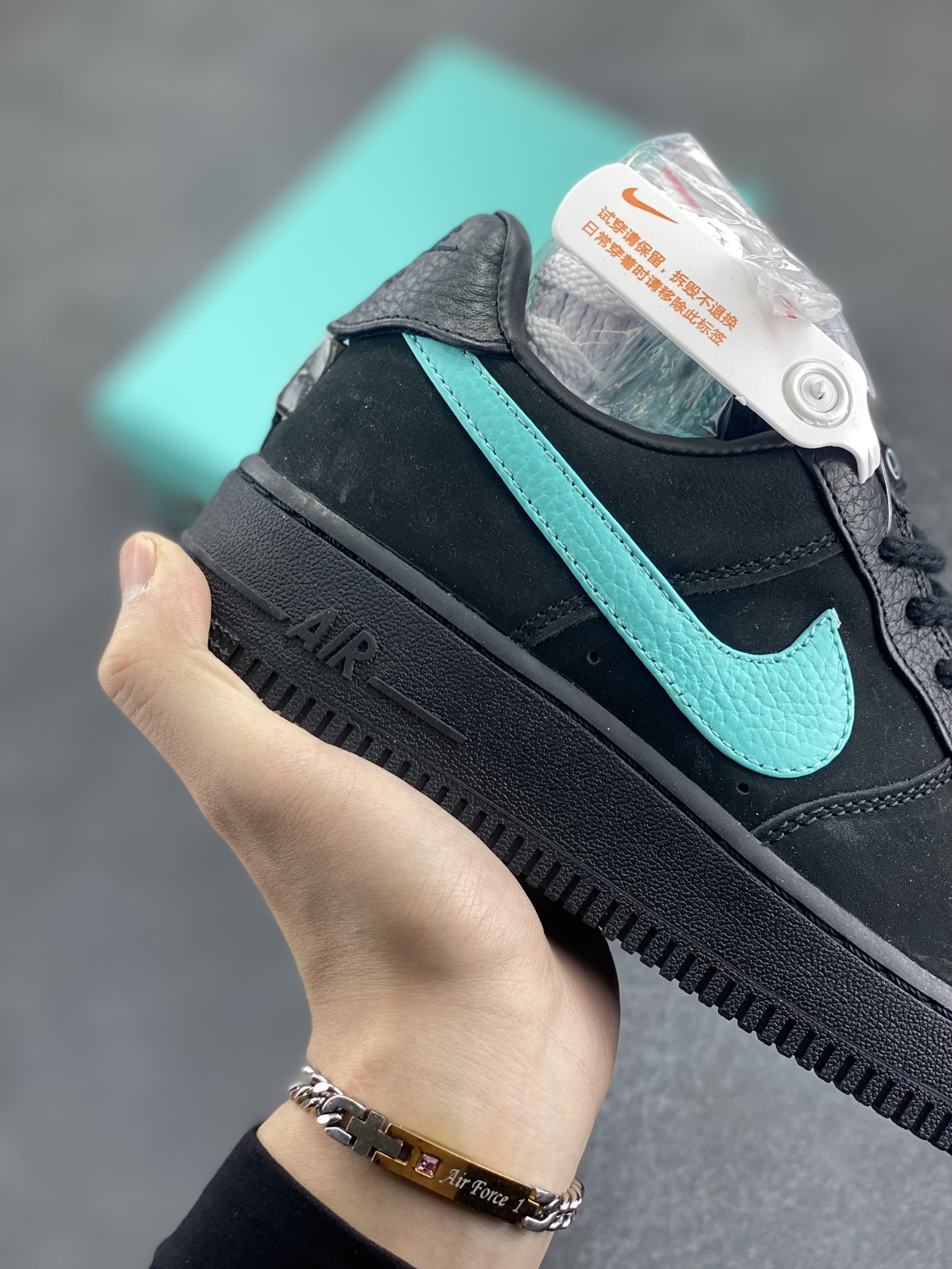 图片[6]-福利特价 Nike Air Force 1 Low 联名蒂芙尼蓝 空军一号低帮运动休闲板鞋 原楦头原纸板 打造纯正空军版型#专注外贸渠道 全掌内置蜂窝气垫 #原盒配件 原厂中底钢印、拉帮完美 货号：DZ1382-001 尺码：36 36.5 37.5 38 38.5 39 40 40.5 41 42 42.5 43 44 44.5 45-选品中心
