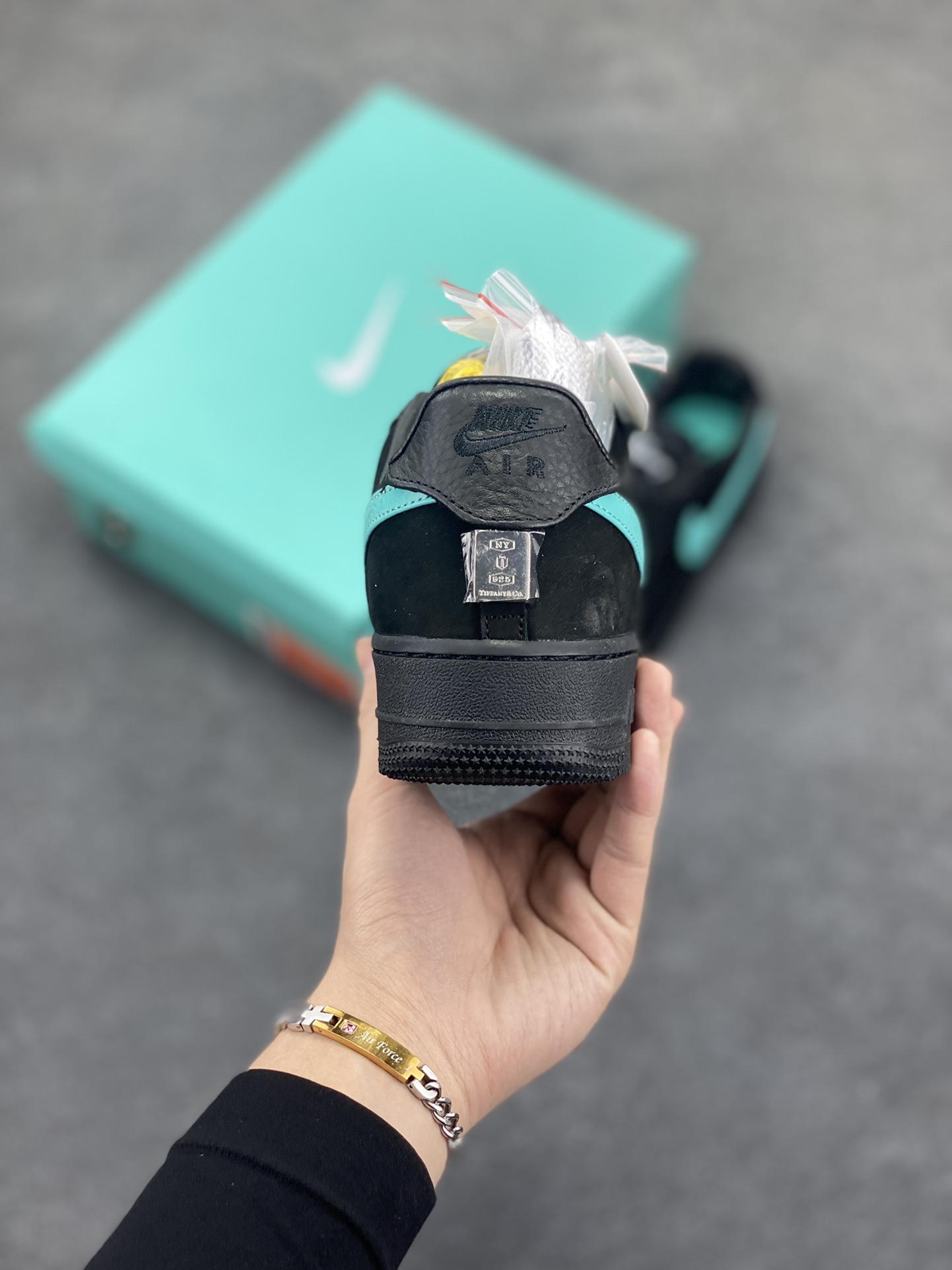 图片[4]-福利特价 Nike Air Force 1 Low 联名蒂芙尼蓝 空军一号低帮运动休闲板鞋 原楦头原纸板 打造纯正空军版型#专注外贸渠道 全掌内置蜂窝气垫 #原盒配件 原厂中底钢印、拉帮完美 货号：DZ1382-001 尺码：36 36.5 37.5 38 38.5 39 40 40.5 41 42 42.5 43 44 44.5 45-选品中心