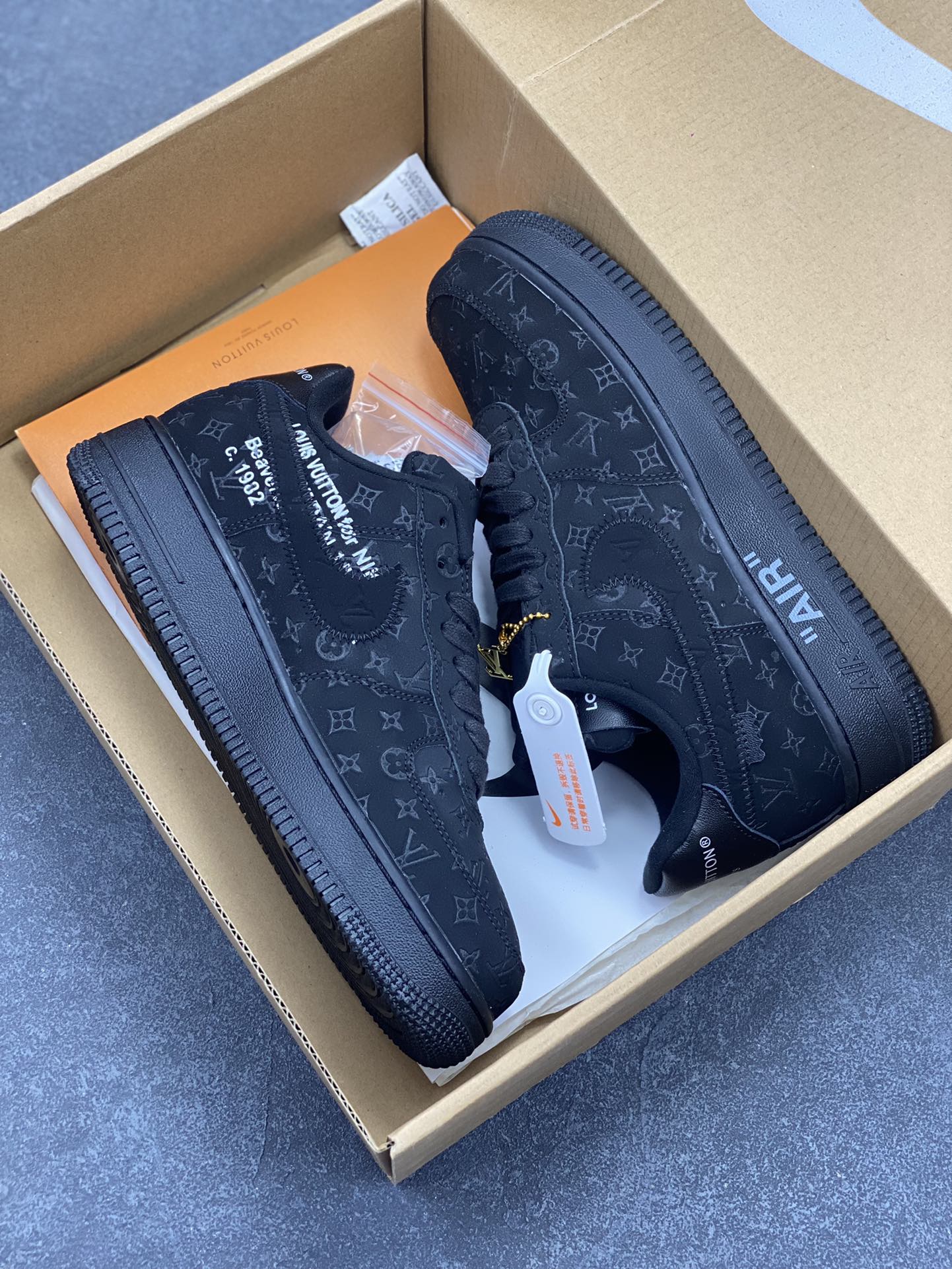 图片[9]-福利特价 NK Air Force 1 空军一号 LV联名 原楦头原纸板 打造纯正空军版型#专注外贸渠道 全掌内置蜂窝气垫 #原盒配件 原厂中底钢印、拉帮完美 货号：1A9VD7 尺码：36 36.5 37.5 38 38.5 39 40 40.5 41 42 42.5 43 44 44.5 45-选品中心