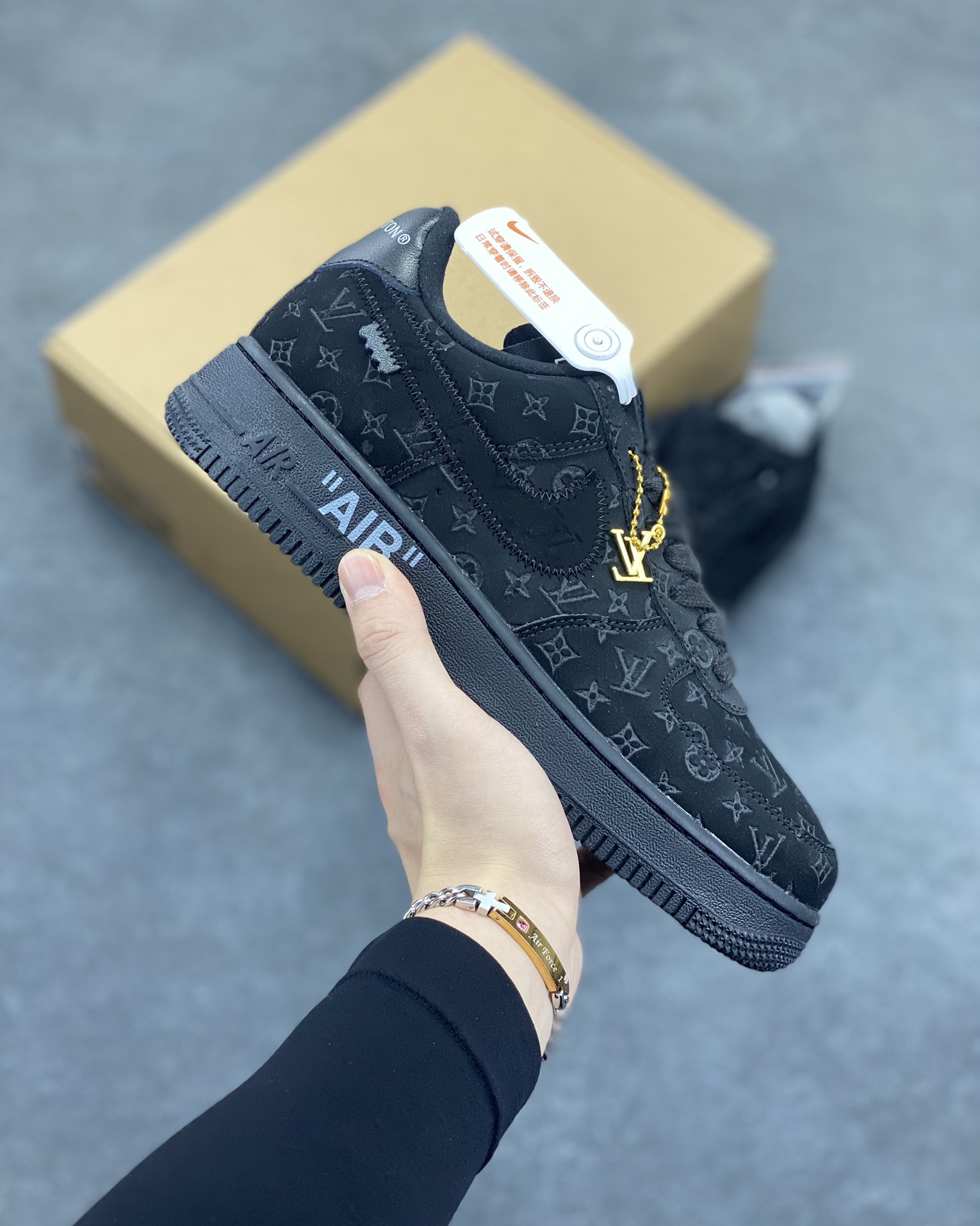 福利特价 NK Air Force 1 空军一号 LV联名 原楦头原纸板 打造纯正空军版型#专注外贸渠道 全掌内置蜂窝气垫 #原盒配件 原厂中底钢印、拉帮完美 货号：1A9VD7 尺码：36 36.5 37.5 38 38.5 39 40 40.5 41 42 42.5 43 44 44.5 45-选品中心