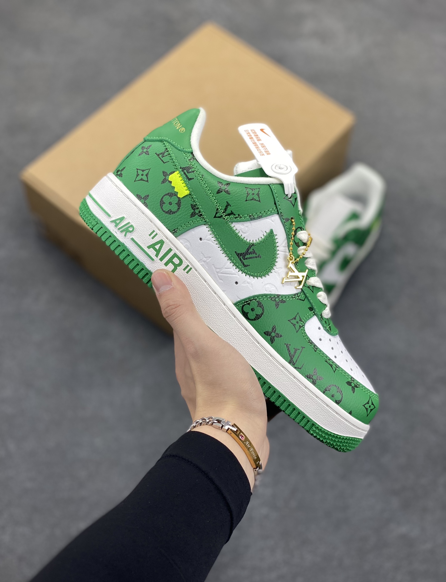 福利特价 NK Air Force 1 空军一号 LV联名 原楦头原纸板 打造纯正空军版型#专注外贸渠道 全掌内置蜂窝气垫 #原盒配件 原厂中底钢印、拉帮完美 货号:1A9V9V 尺码:36 36.5 37.5 38 38.5 39 40 40.5 41 42 42.5 43 44 44.5 45-选品中心