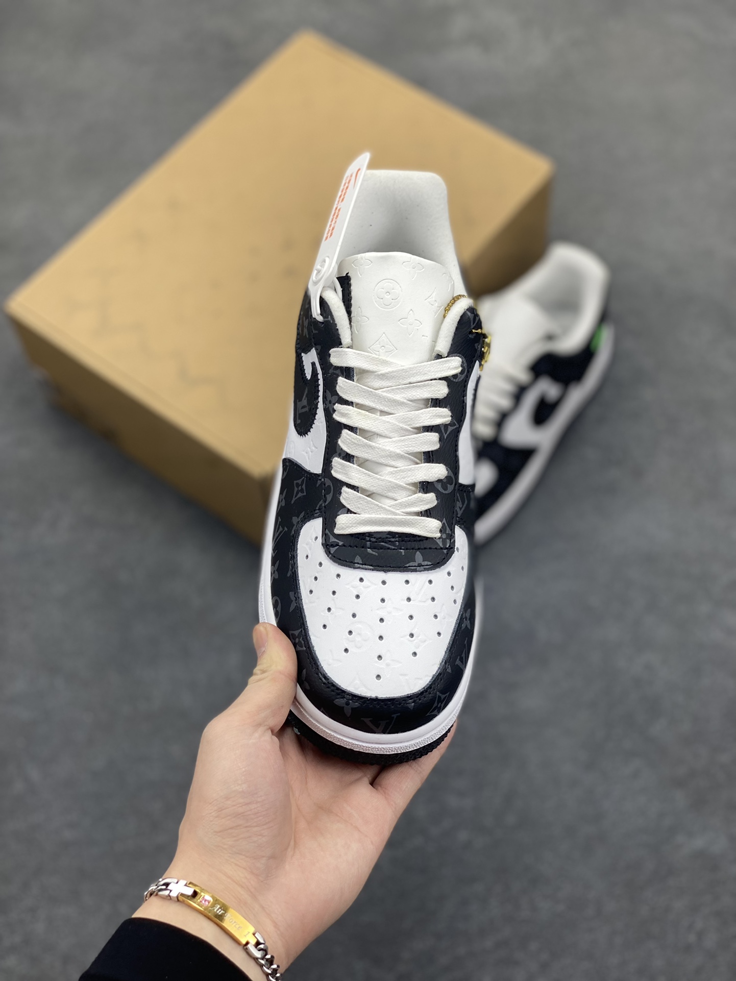 图片[2]-福利特价 NK Air Force 1 空军一号 LV联名 原楦头原纸板 打造纯正空军版型#专注外贸渠道 全掌内置蜂窝气垫 #原盒配件 原厂中底钢印、拉帮完美 货号：1A9VD02 尺码：36 36.5 37.5 38 38.5 39 40 40.5 41 42 42.5 43 44 44.5 45-选品中心