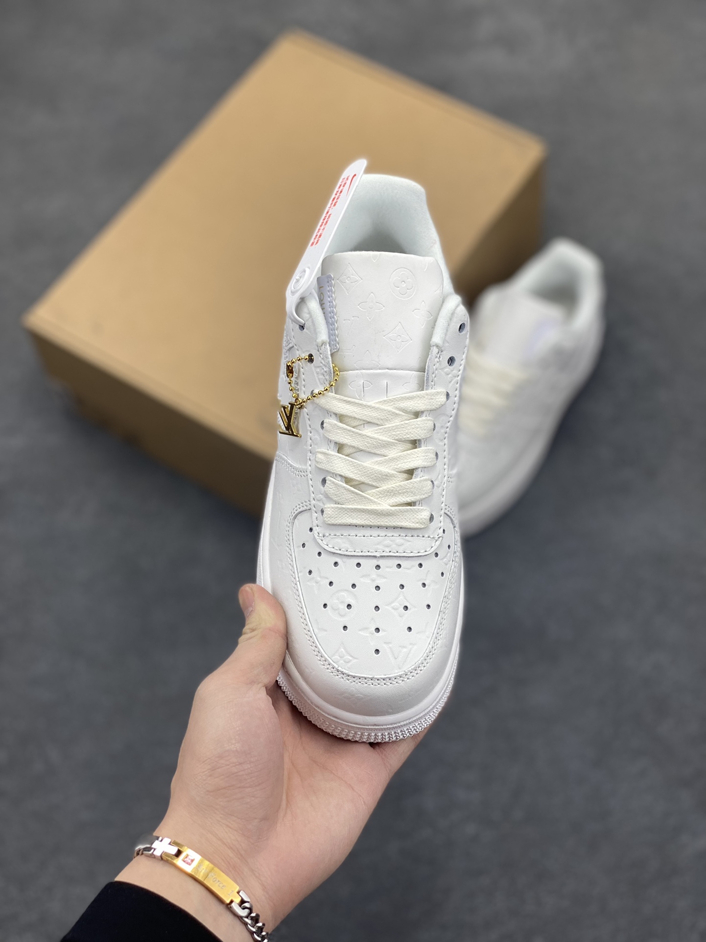 图片[2]-福利特价 NK Air Force 1 空军一号 LV联名 原楦头原纸板 打造纯正空军版型#专注外贸渠道 全掌内置蜂窝气垫 #原盒配件 原厂中底钢印、拉帮完美 货号：1A9V87 尺码：36 36.5 37.5 38 38.5 39 40 40.5 41 42 42.5 43 44 44.5 45-选品中心