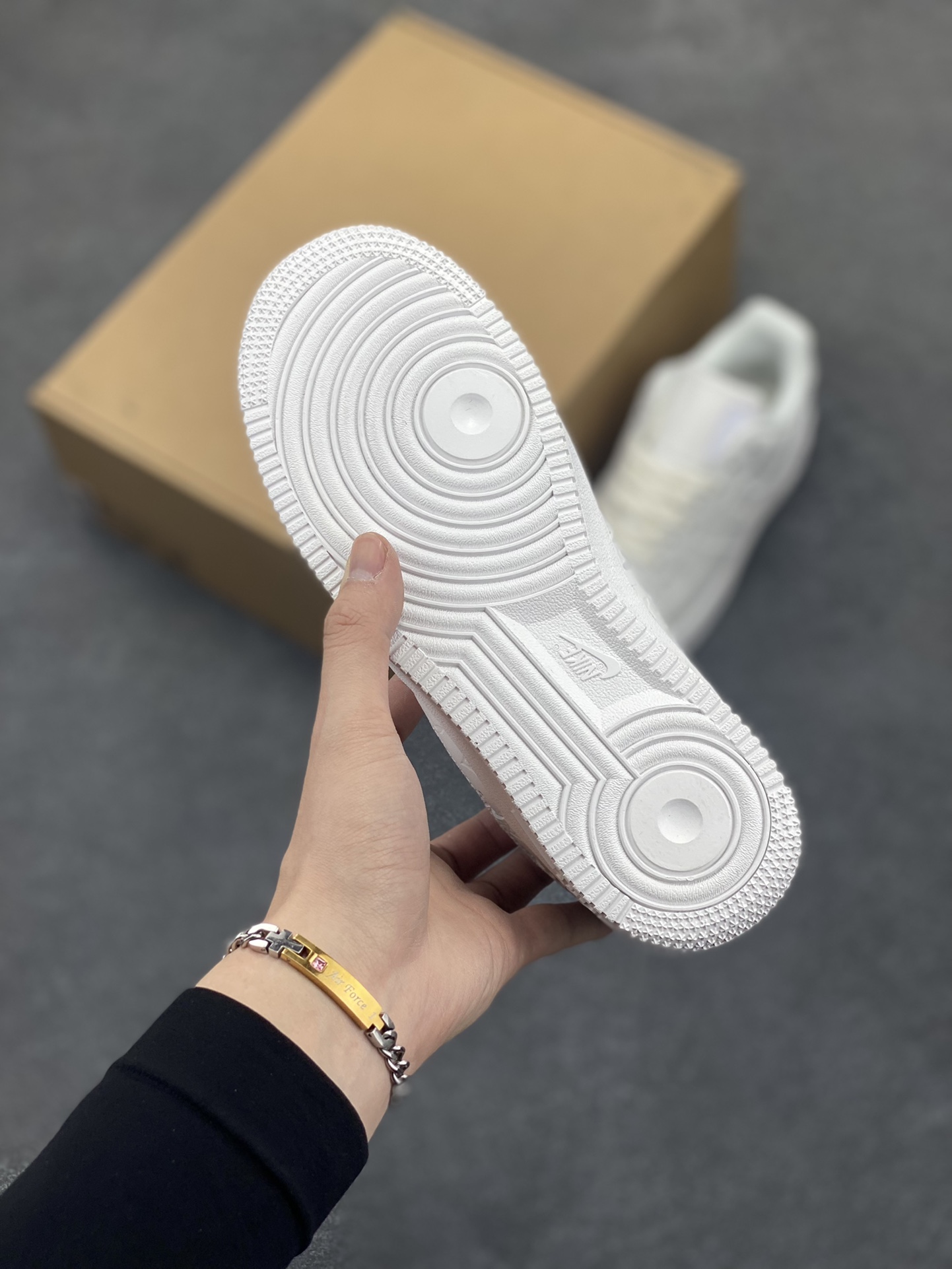 图片[5]-福利特价 NK Air Force 1 空军一号 LV联名 原楦头原纸板 打造纯正空军版型#专注外贸渠道 全掌内置蜂窝气垫 #原盒配件 原厂中底钢印、拉帮完美 货号：1A9V87 尺码：36 36.5 37.5 38 38.5 39 40 40.5 41 42 42.5 43 44 44.5 45-选品中心