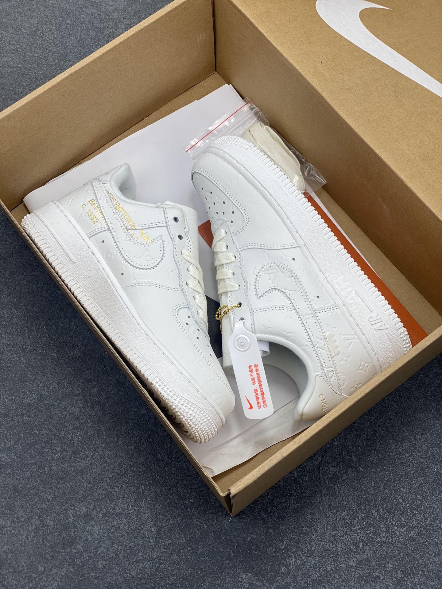 图片[9]-福利特价 NK Air Force 1 空军一号 LV联名 原楦头原纸板 打造纯正空军版型#专注外贸渠道 全掌内置蜂窝气垫 #原盒配件 原厂中底钢印、拉帮完美 货号：1A9V87 尺码：36 36.5 37.5 38 38.5 39 40 40.5 41 42 42.5 43 44 44.5 45-选品中心