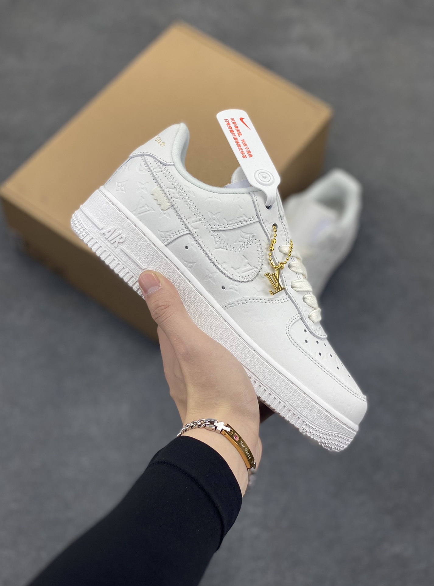 福利特价 NK Air Force 1 空军一号 LV联名 原楦头原纸板 打造纯正空军版型#专注外贸渠道 全掌内置蜂窝气垫 #原盒配件 原厂中底钢印、拉帮完美 货号:1A9V87 尺码:36 36.5 37.5 38 38.5 39 40 40.5 41 42 42.5 43 44 44.5 45-选品中心