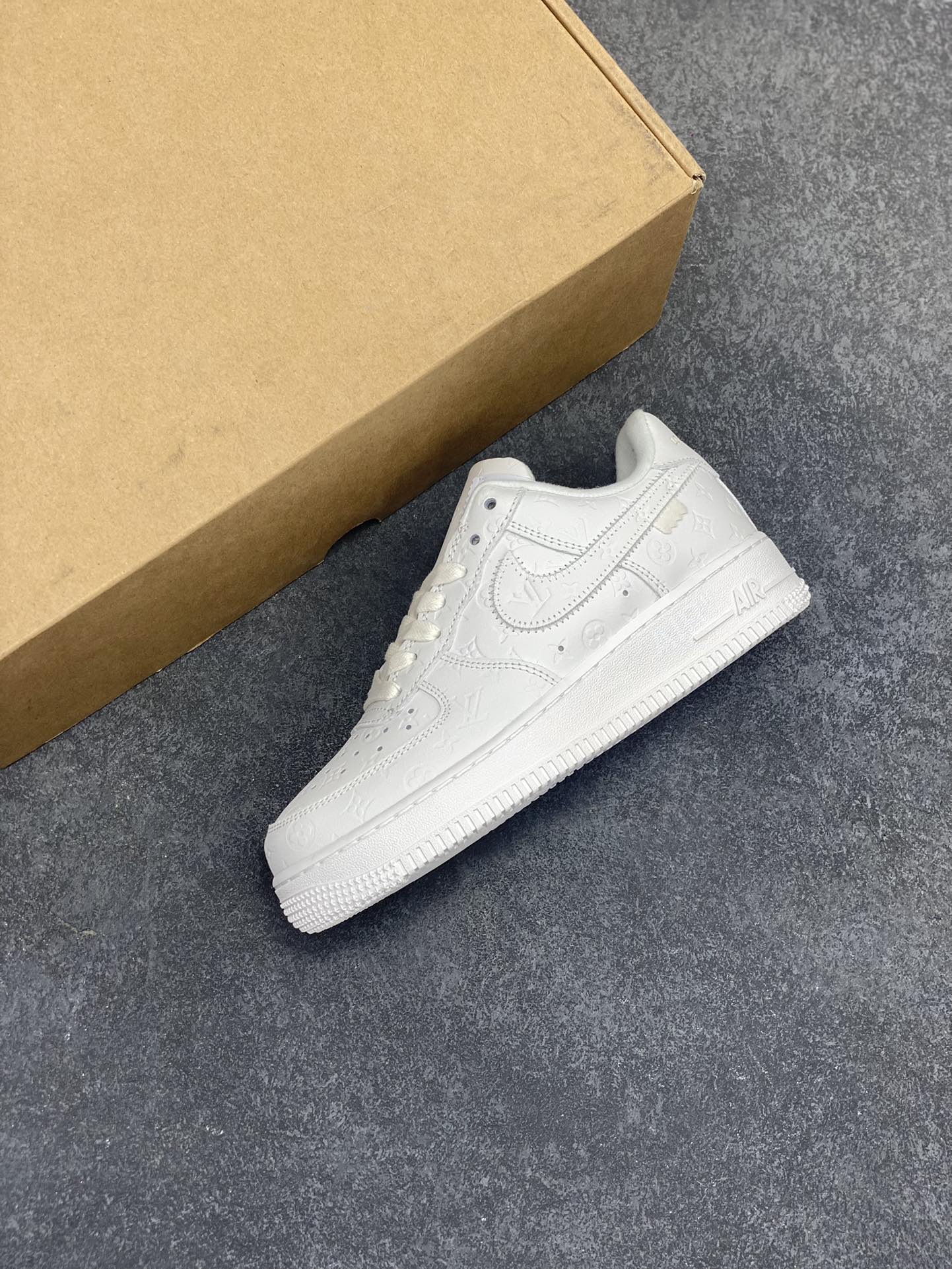 图片[7]-福利特价 NK Air Force 1 空军一号 LV联名 原楦头原纸板 打造纯正空军版型#专注外贸渠道 全掌内置蜂窝气垫 #原盒配件 原厂中底钢印、拉帮完美 货号：1A9V87 尺码：36 36.5 37.5 38 38.5 39 40 40.5 41 42 42.5 43 44 44.5 45-选品中心