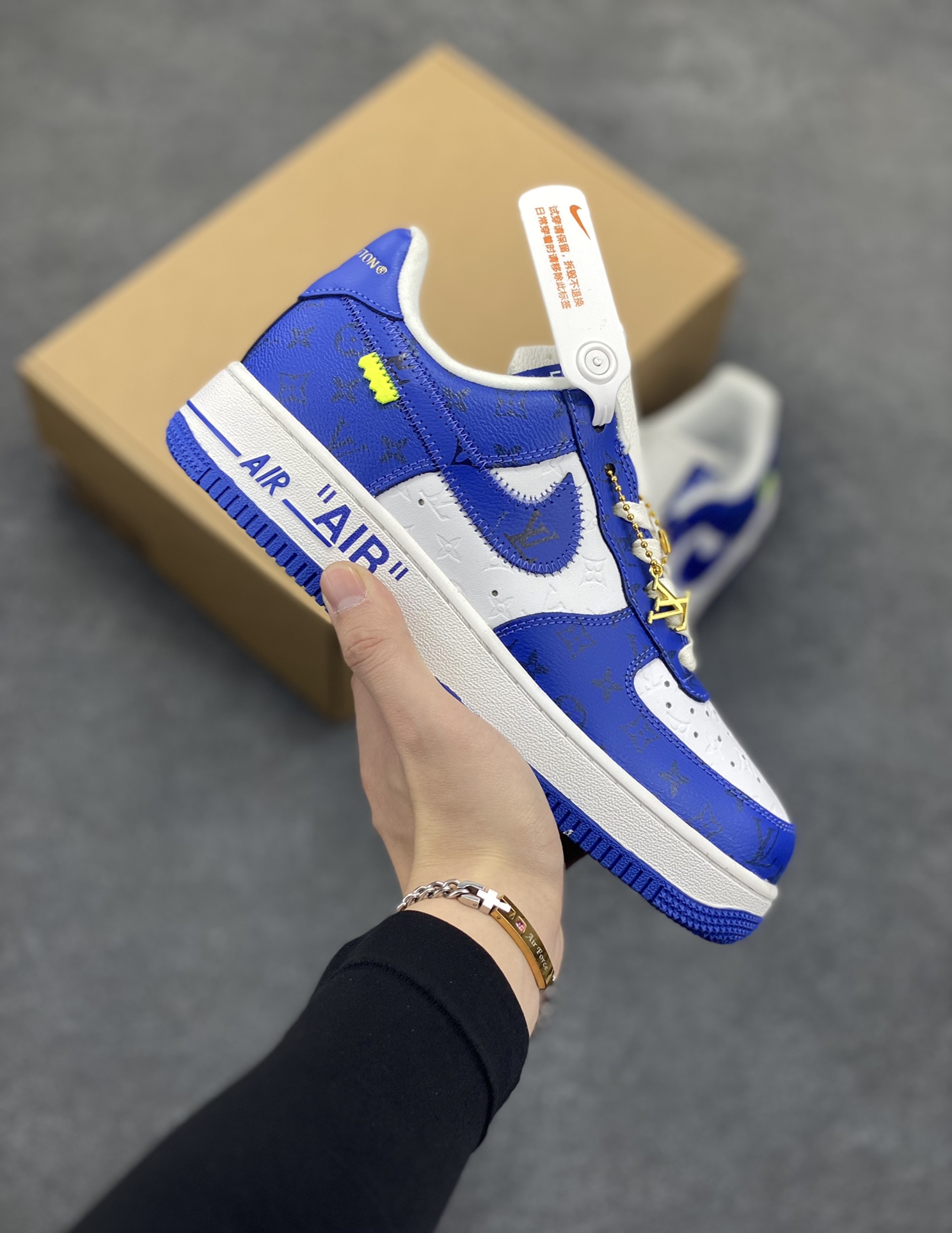 福利特价 NK Air Force 1 空军一号 LV联名 原楦头原纸板 打造纯正空军版型#专注外贸渠道 全掌内置蜂窝气垫 #原盒配件 原厂中底钢印、拉帮完美 货号：1A9VA0 尺码：36 36.5 37.5 38 38.5 39 40 40.5 41 42 42.5 43 44 44.5 45-选品中心