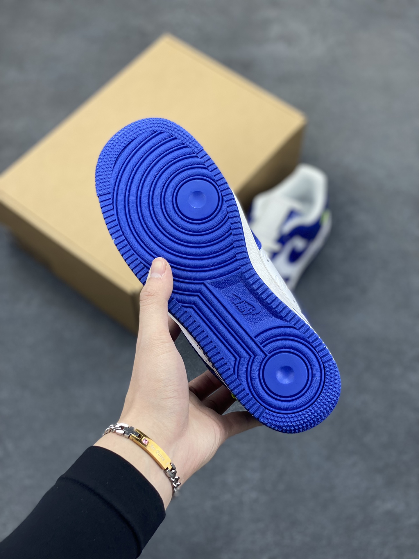 图片[5]-福利特价 NK Air Force 1 空军一号 LV联名 原楦头原纸板 打造纯正空军版型#专注外贸渠道 全掌内置蜂窝气垫 #原盒配件 原厂中底钢印、拉帮完美 货号：1A9VA0 尺码：36 36.5 37.5 38 38.5 39 40 40.5 41 42 42.5 43 44 44.5 45-选品中心