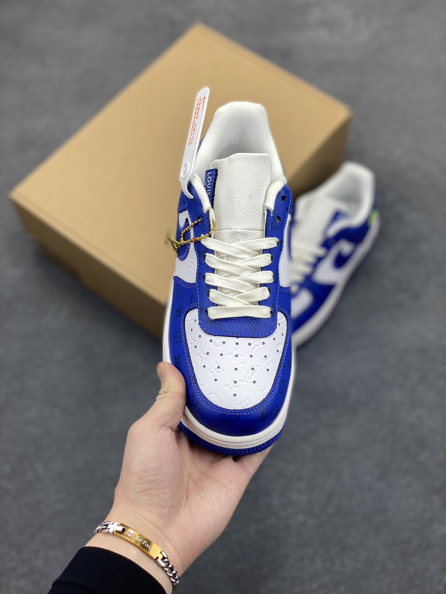 图片[2]-福利特价 NK Air Force 1 空军一号 LV联名 原楦头原纸板 打造纯正空军版型#专注外贸渠道 全掌内置蜂窝气垫 #原盒配件 原厂中底钢印、拉帮完美 货号：1A9VA0 尺码：36 36.5 37.5 38 38.5 39 40 40.5 41 42 42.5 43 44 44.5 45-选品中心