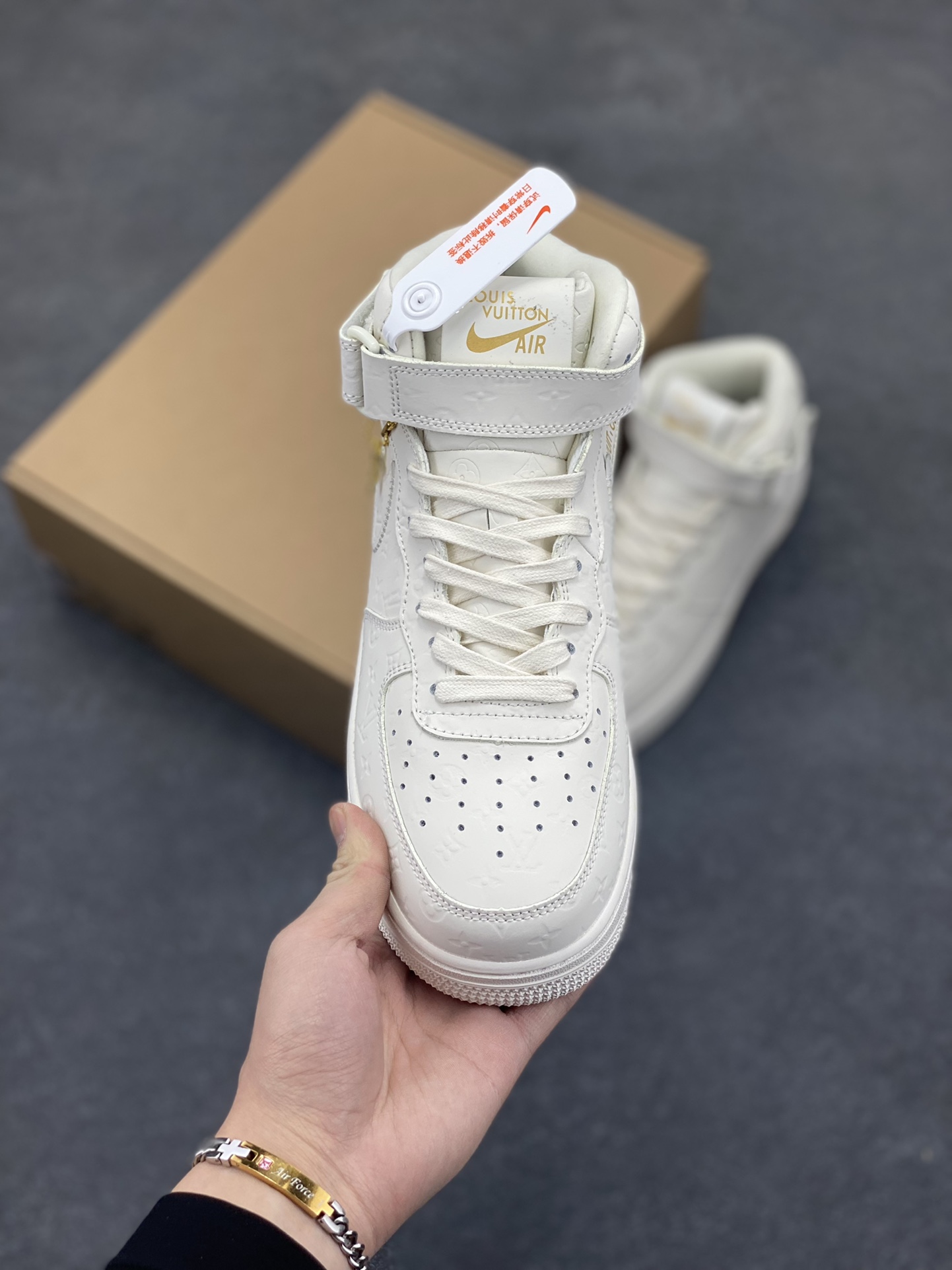 图片[2]-福利特价 NK Air Force 1 空军一号 LV联名 原楦头原纸板 打造纯正空军版型#专注外贸渠道 全掌内置蜂窝气垫 #原盒配件 原厂中底钢印、拉帮完美 货号：1A9V8Z 尺码：36 36.5 37.5 38 38.5 39 40 40.5 41 42 42.5 43 44 44.5 45-选品中心