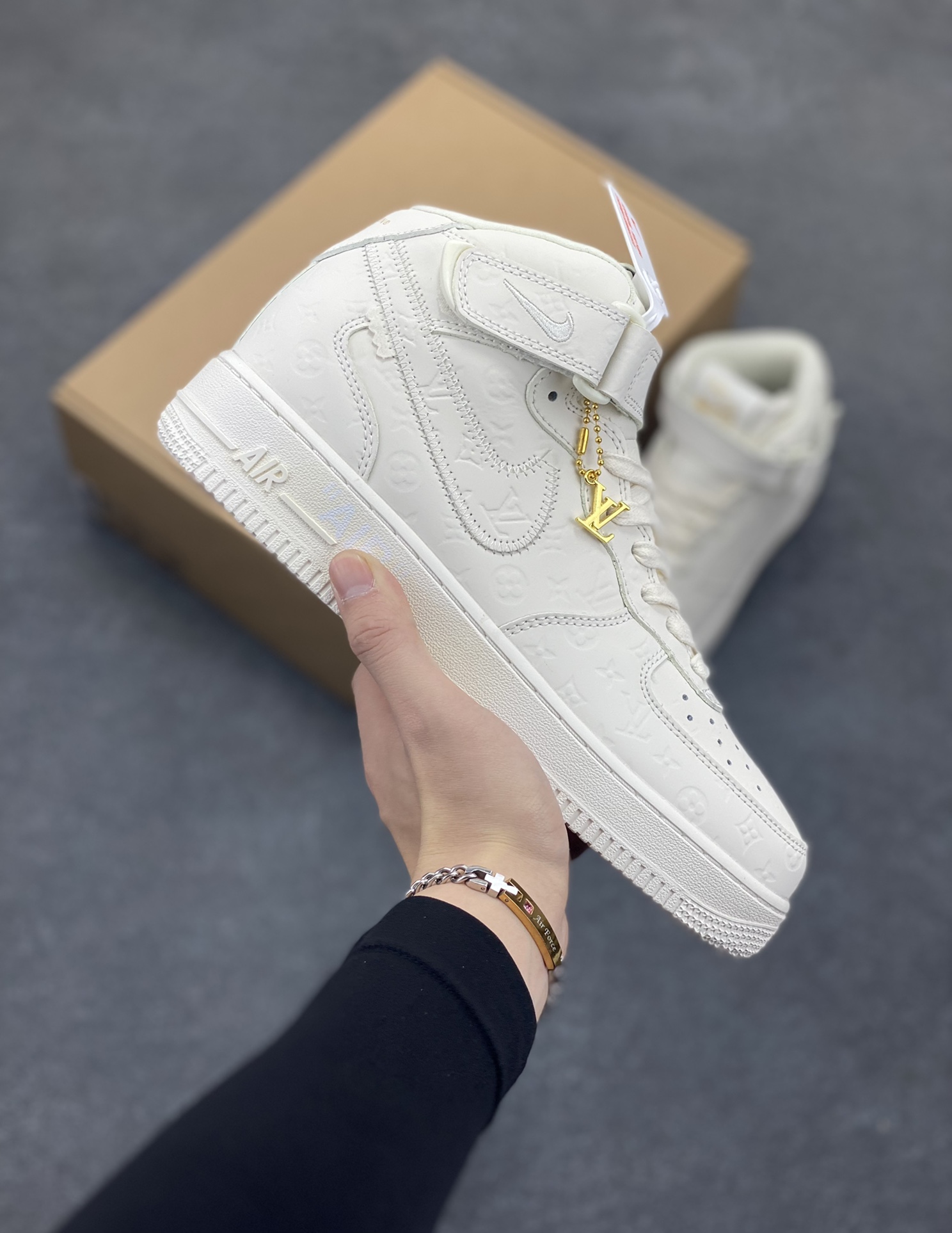 福利特价 NK Air Force 1 空军一号 LV联名 原楦头原纸板 打造纯正空军版型#专注外贸渠道 全掌内置蜂窝气垫 #原盒配件 原厂中底钢印、拉帮完美 货号:1A9V8Z 尺码:36 36.5 37.5 38 38.5 39 40 40.5 41 42 42.5 43 44 44.5 45-选品中心