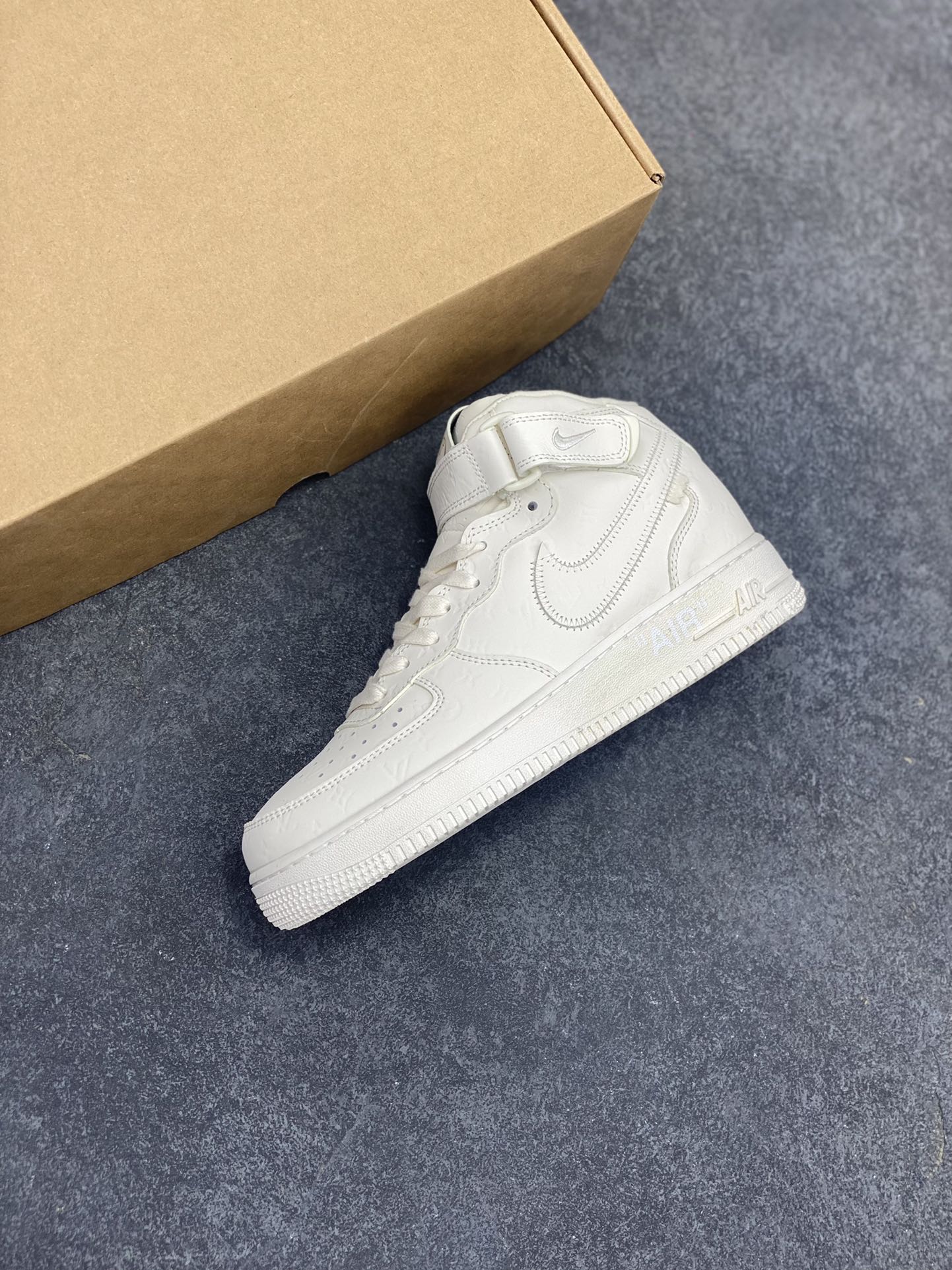 图片[7]-福利特价 NK Air Force 1 空军一号 LV联名 原楦头原纸板 打造纯正空军版型#专注外贸渠道 全掌内置蜂窝气垫 #原盒配件 原厂中底钢印、拉帮完美 货号：1A9V8Z 尺码：36 36.5 37.5 38 38.5 39 40 40.5 41 42 42.5 43 44 44.5 45-选品中心