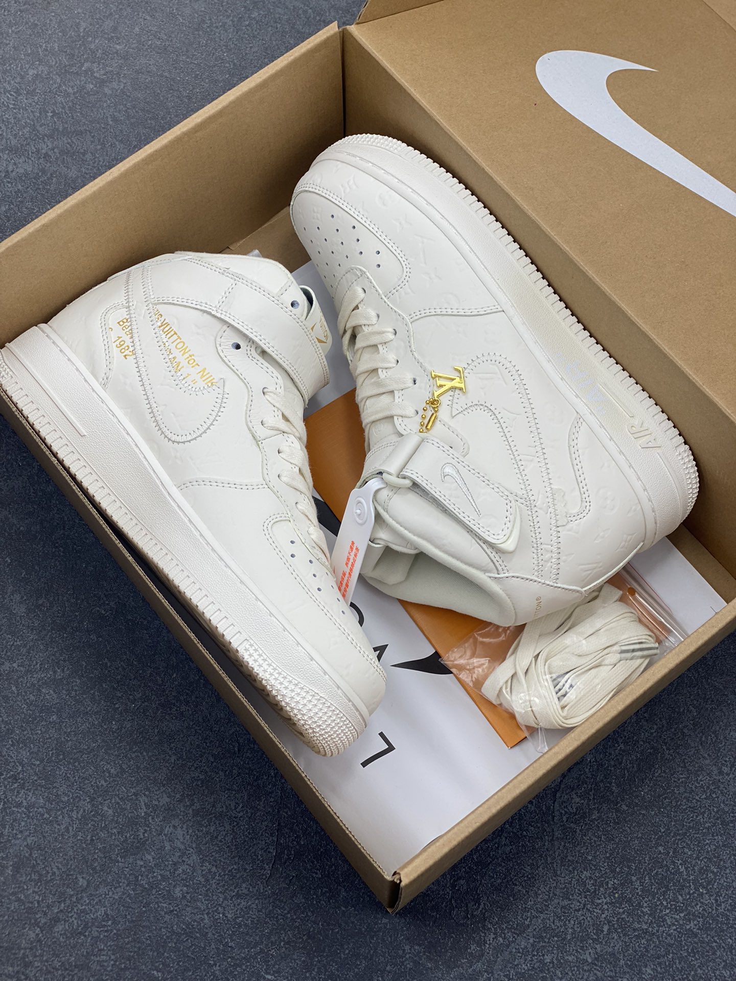 图片[9]-福利特价 NK Air Force 1 空军一号 LV联名 原楦头原纸板 打造纯正空军版型#专注外贸渠道 全掌内置蜂窝气垫 #原盒配件 原厂中底钢印、拉帮完美 货号：1A9V8Z 尺码：36 36.5 37.5 38 38.5 39 40 40.5 41 42 42.5 43 44 44.5 45-选品中心