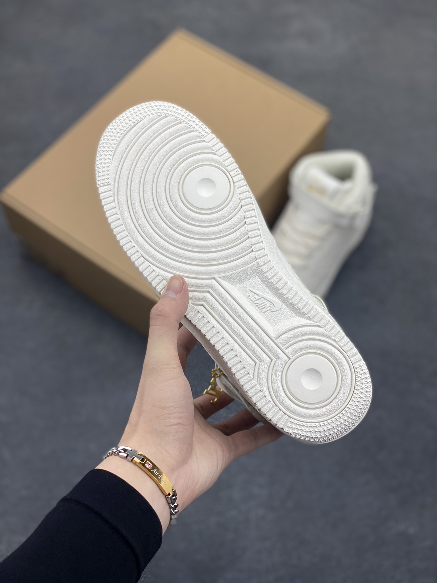 图片[5]-福利特价 NK Air Force 1 空军一号 LV联名 原楦头原纸板 打造纯正空军版型#专注外贸渠道 全掌内置蜂窝气垫 #原盒配件 原厂中底钢印、拉帮完美 货号：1A9V8Z 尺码：36 36.5 37.5 38 38.5 39 40 40.5 41 42 42.5 43 44 44.5 45-选品中心