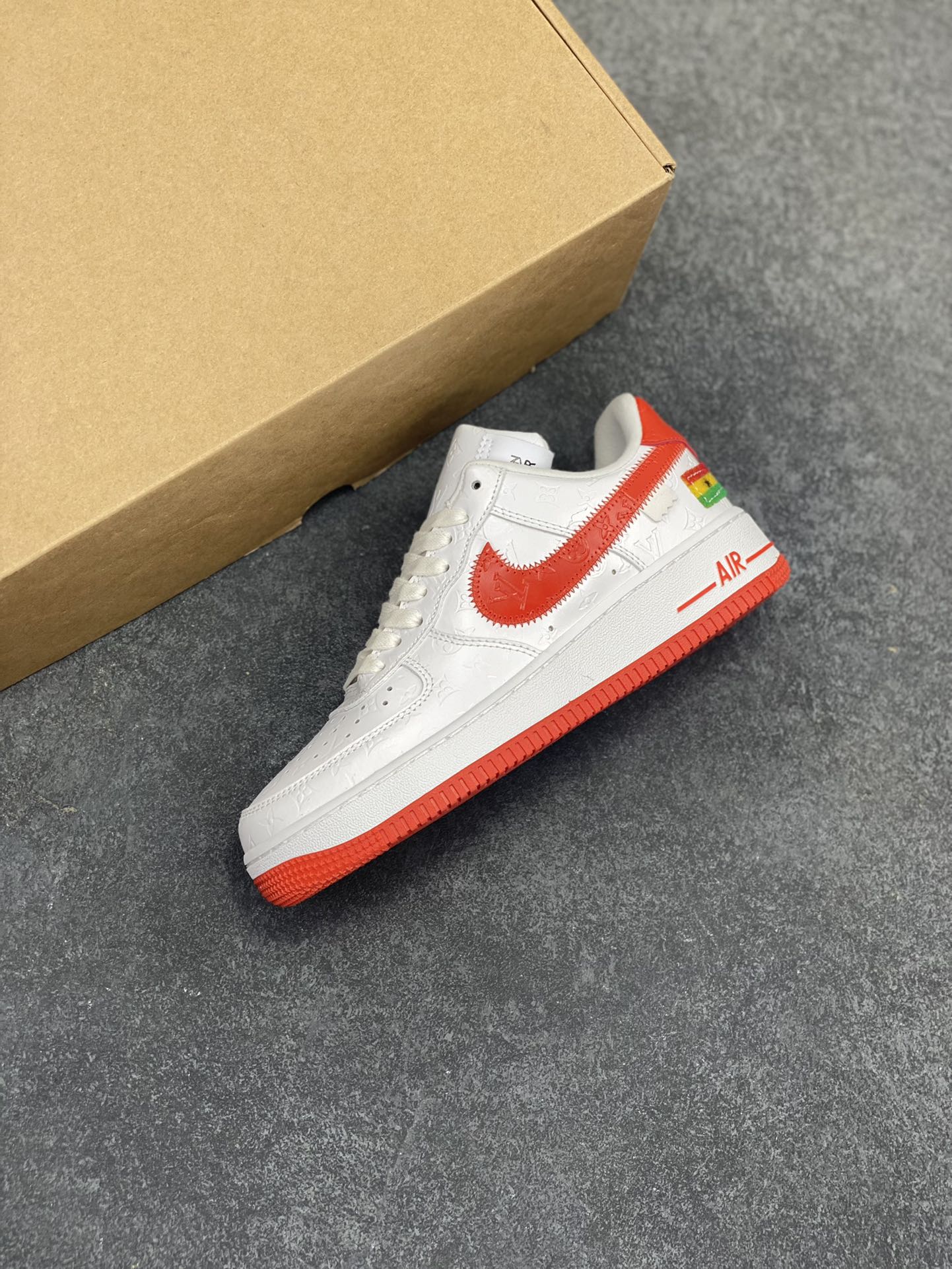 图片[7]-福利特价 NK Air Force 1 空军一号 LV联名 原楦头原纸板 打造纯正空军版型#专注外贸渠道 全掌内置蜂窝气垫 #原盒配件 原厂中底钢印、拉帮完美 货号：1A9V78 尺码：36 36.5 37.5 38 38.5 39 40 40.5 41 42 42.5 43 44 44.5 45-选品中心