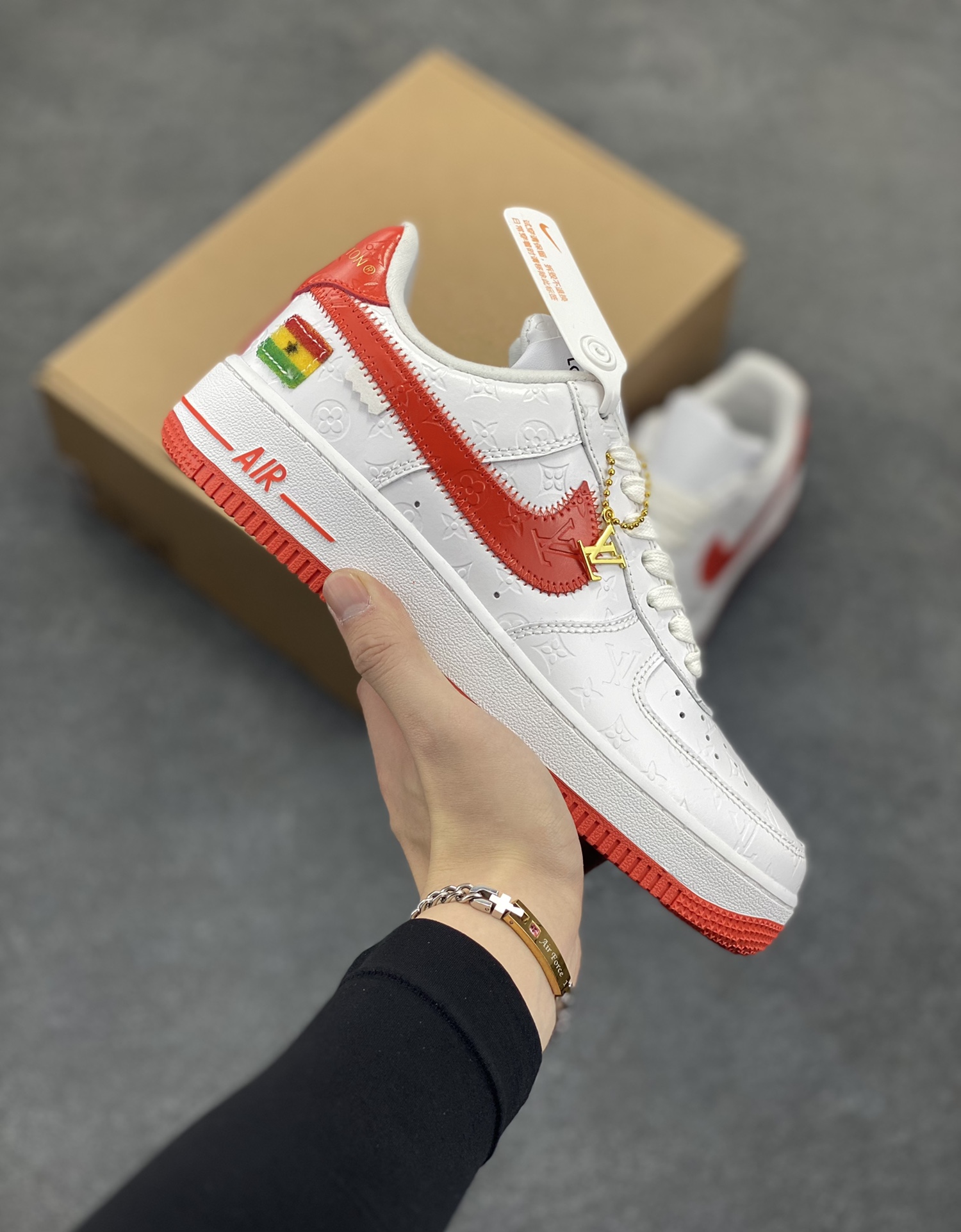 福利特价 NK Air Force 1 空军一号 LV联名 原楦头原纸板 打造纯正空军版型#专注外贸渠道 全掌内置蜂窝气垫 #原盒配件 原厂中底钢印、拉帮完美 货号:1A9V78 尺码:36 36.5 37.5 38 38.5 39 40 40.5 41 42 42.5 43 44 44.5 45-选品中心