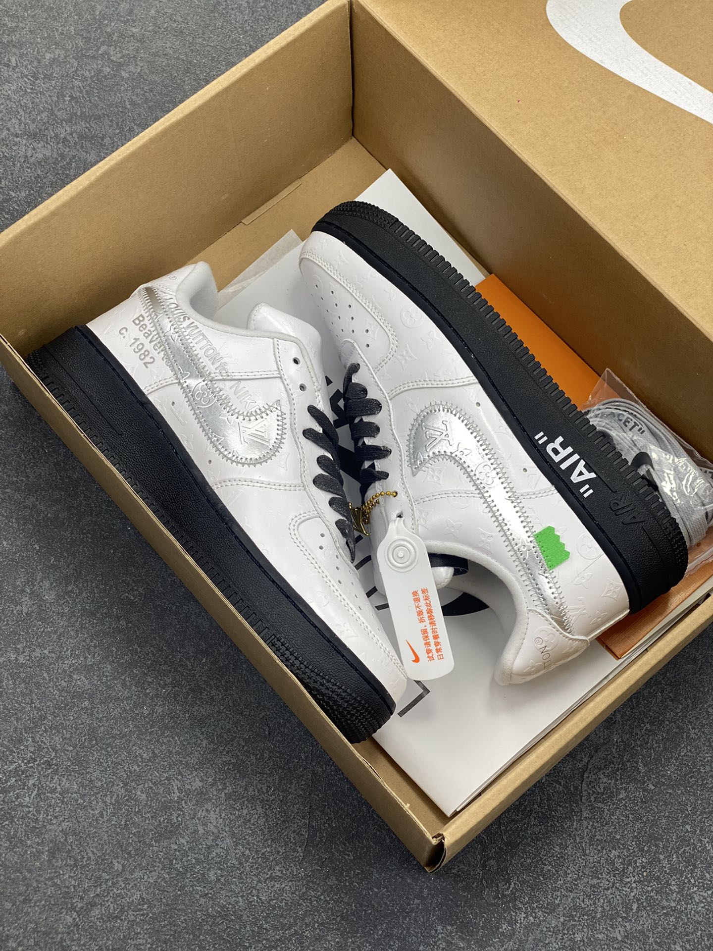 图片[9]-福利特价 NK Air Force 1 空军一号 LV联名 原楦头原纸板 打造纯正空军版型#专注外贸渠道 全掌内置蜂窝气垫 #原盒配件 原厂中底钢印、拉帮完美 货号：1A9V80 尺码：36 36.5 37.5 38 38.5 39 40 40.5 41 42 42.5 43 44 44.5 45-选品中心