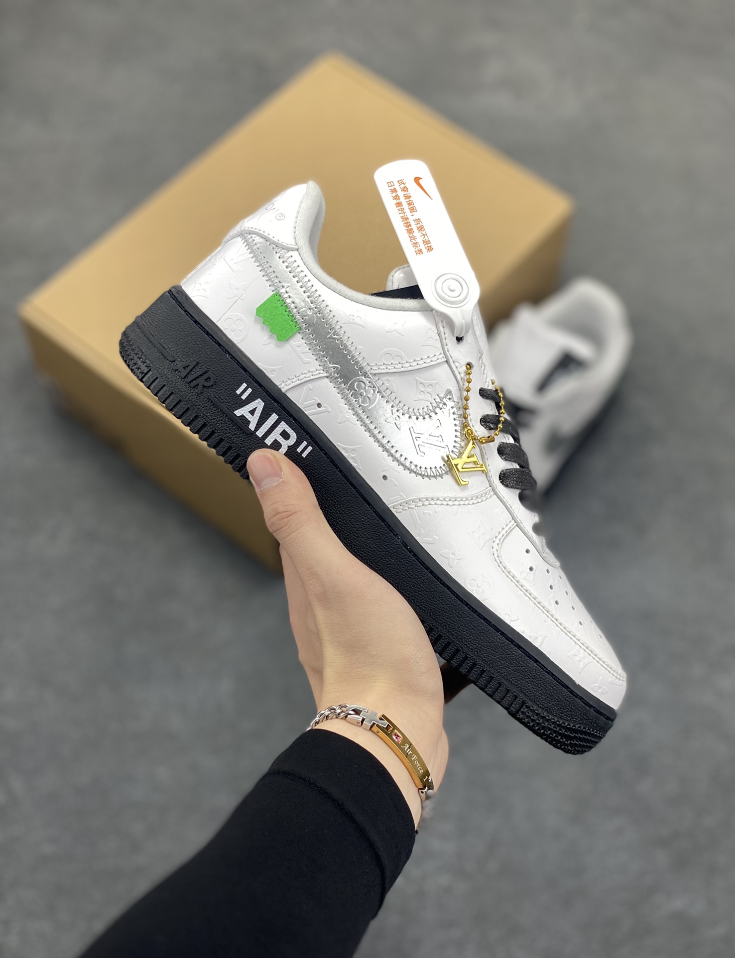 福利特价 NK Air Force 1 空军一号 LV联名 原楦头原纸板 打造纯正空军版型#专注外贸渠道 全掌内置蜂窝气垫 #原盒配件 原厂中底钢印、拉帮完美 货号：1A9V80 尺码：36 36.5 37.5 38 38.5 39 40 40.5 41 42 42.5 43 44 44.5 45-选品中心