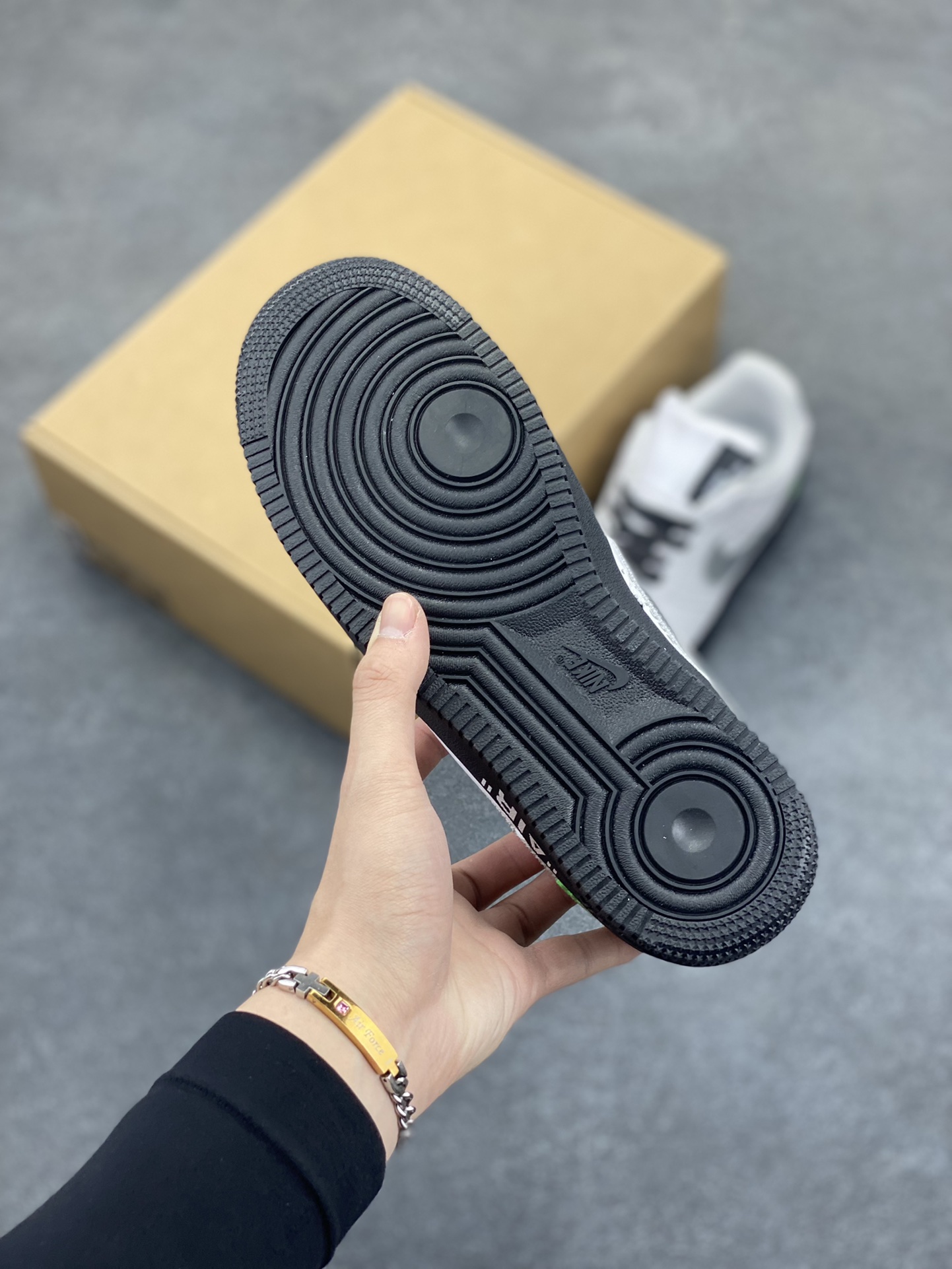 图片[5]-福利特价 NK Air Force 1 空军一号 LV联名 原楦头原纸板 打造纯正空军版型#专注外贸渠道 全掌内置蜂窝气垫 #原盒配件 原厂中底钢印、拉帮完美 货号：1A9V80 尺码：36 36.5 37.5 38 38.5 39 40 40.5 41 42 42.5 43 44 44.5 45-选品中心