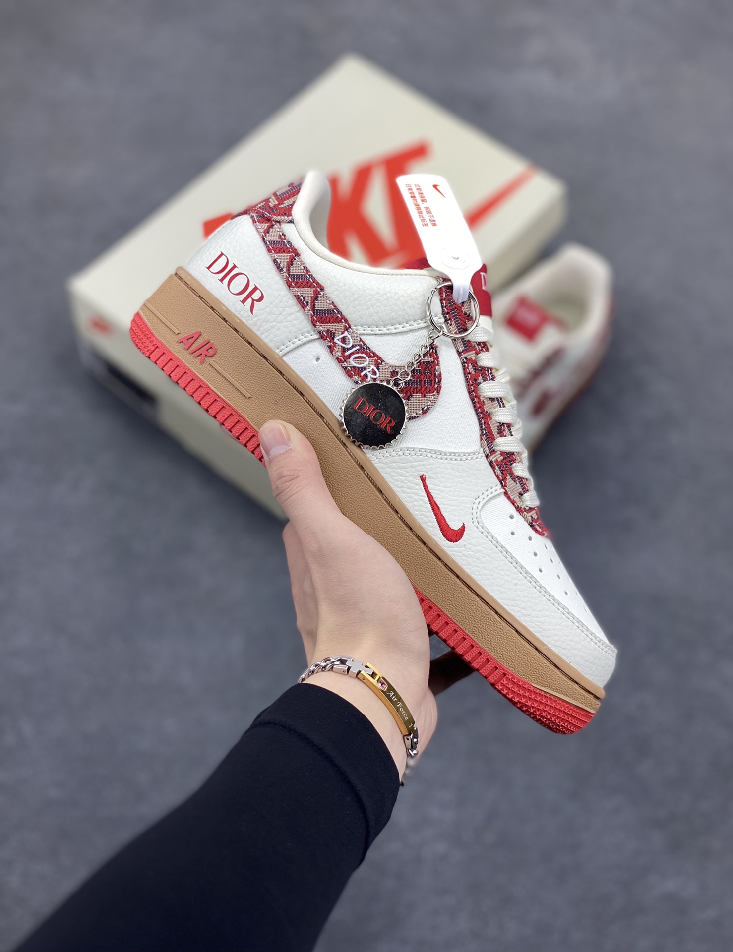 Nike Air Force 1 Low 空军一号低帮百搭休闲运动板鞋。柔软、弹性十足的缓震性能和出色的中底设计，横跨复古与现代的外型结合，造就出风靡全球三十多年的Force 1，直到今天还深受青睐。 货号：KK1988-049 尺码：36 37.5 38 39 40 40.5 41 42 42.5 43 44 45-选品中心
