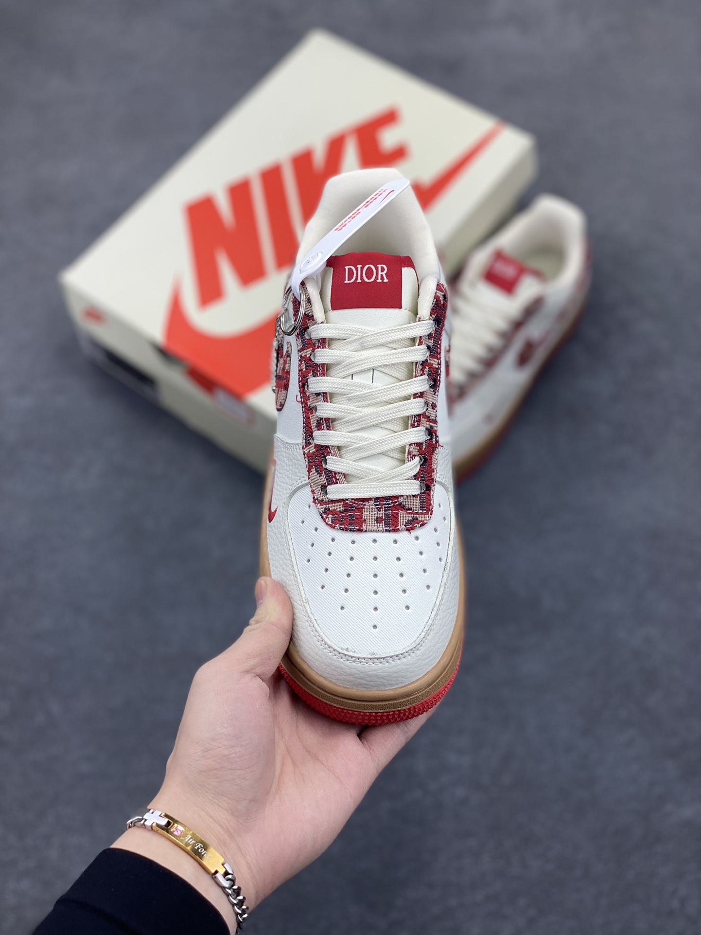 图片[2]-Nike Air Force 1 Low 空军一号低帮百搭休闲运动板鞋。柔软、弹性十足的缓震性能和出色的中底设计，横跨复古与现代的外型结合，造就出风靡全球三十多年的Force 1，直到今天还深受青睐。 货号：KK1988-049 尺码：36 37.5 38 39 40 40.5 41 42 42.5 43 44 45-选品中心