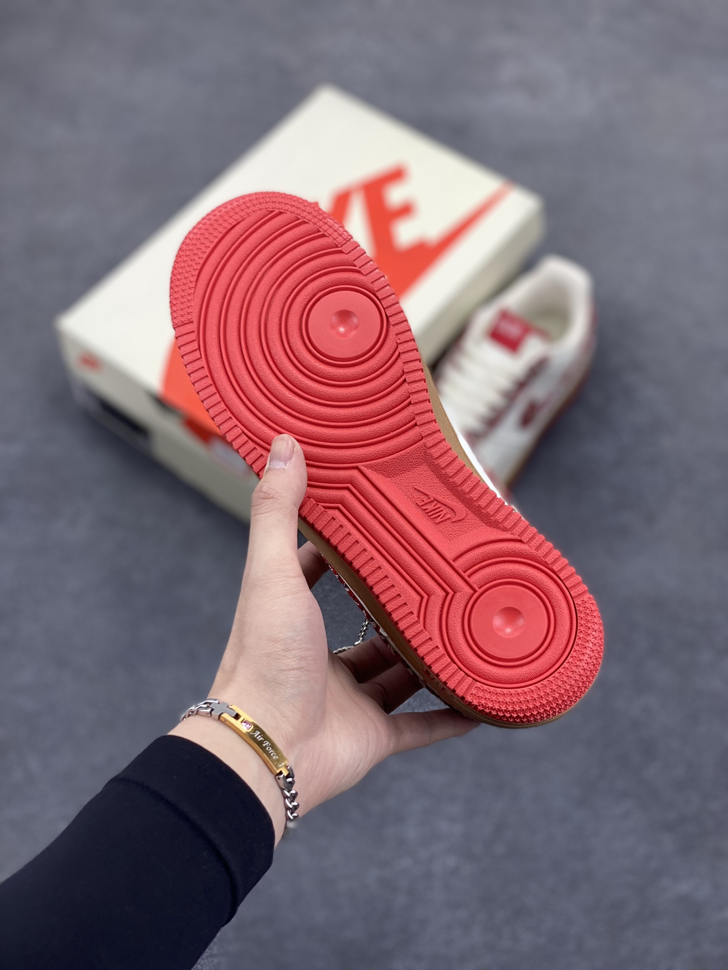 图片[5]-Nike Air Force 1 Low 空军一号低帮百搭休闲运动板鞋。柔软、弹性十足的缓震性能和出色的中底设计，横跨复古与现代的外型结合，造就出风靡全球三十多年的Force 1，直到今天还深受青睐。 货号：KK1988-049 尺码：36 37.5 38 39 40 40.5 41 42 42.5 43 44 45-选品中心