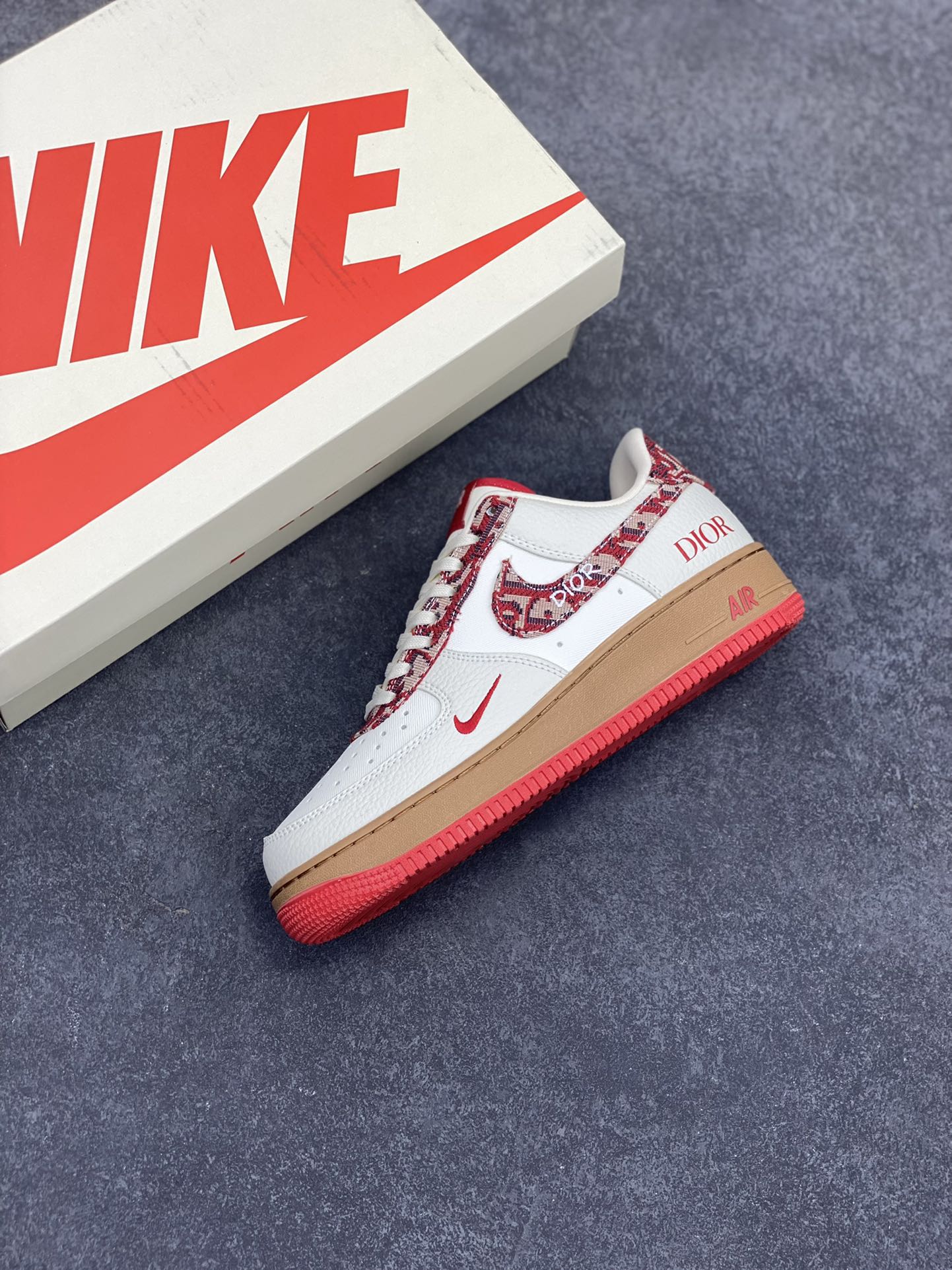 图片[7]-Nike Air Force 1 Low 空军一号低帮百搭休闲运动板鞋。柔软、弹性十足的缓震性能和出色的中底设计，横跨复古与现代的外型结合，造就出风靡全球三十多年的Force 1，直到今天还深受青睐。 货号：KK1988-049 尺码：36 37.5 38 39 40 40.5 41 42 42.5 43 44 45-选品中心