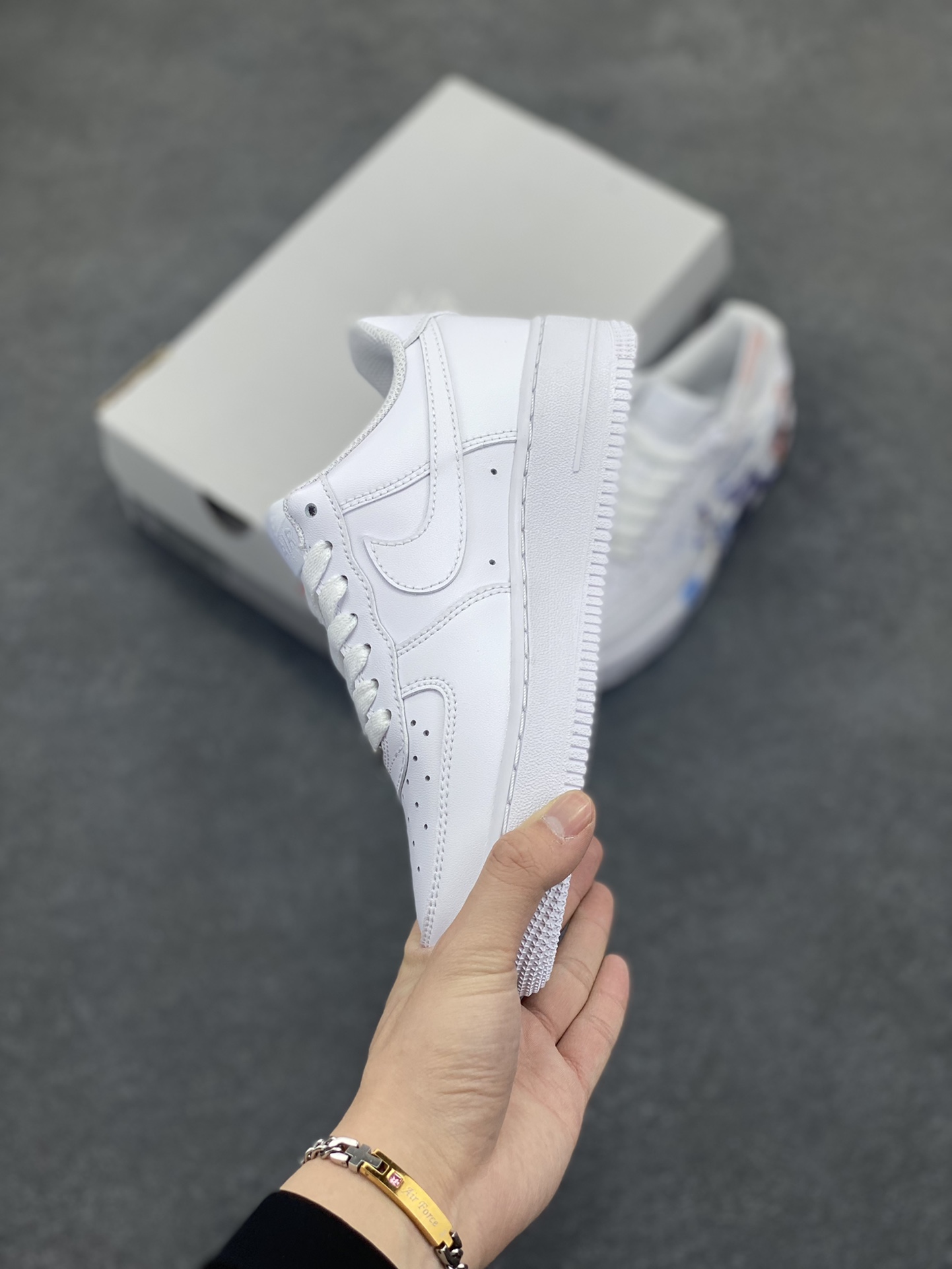 图片[3]-Air Force 1 Low 哪吒手绘涂鸦 原楦头原纸板 打造纯正空军版型 #专注外贸渠道 全掌内置蜂窝气垫 #原盒配件 原厂中底钢印、拉帮完美 货号：DD8959-100 尺码：36 36.5 37.5 38 38.5 39 40 40.5 41 42 42.5 43 44 44.5 45-选品中心