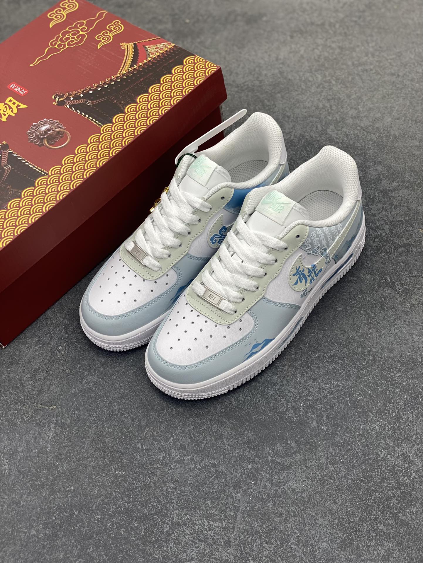 图片[8]-国风定制✨Nike Air Force 1 Low \”青花瓷”“Celadon” 初闻“青花瓷”之名，脑海中便会浮现出一幅烟雨朦胧的江南画卷。那细腻洁白的胎体，恰似江南水乡的薄雾，轻柔而纯净；幽然绽放的蓝色花纹，宛如水墨画中的笔触，肆意又洒脱。它诞生于土，却在烈火的淬炼下，脱胎换骨，成为了瓷器中的翘楚 货号：LJ2288-222 尺码： 36 36.5 37 38 38.5 39 40 40.5 41 42 42.5 43 44 44.5 45-选品中心