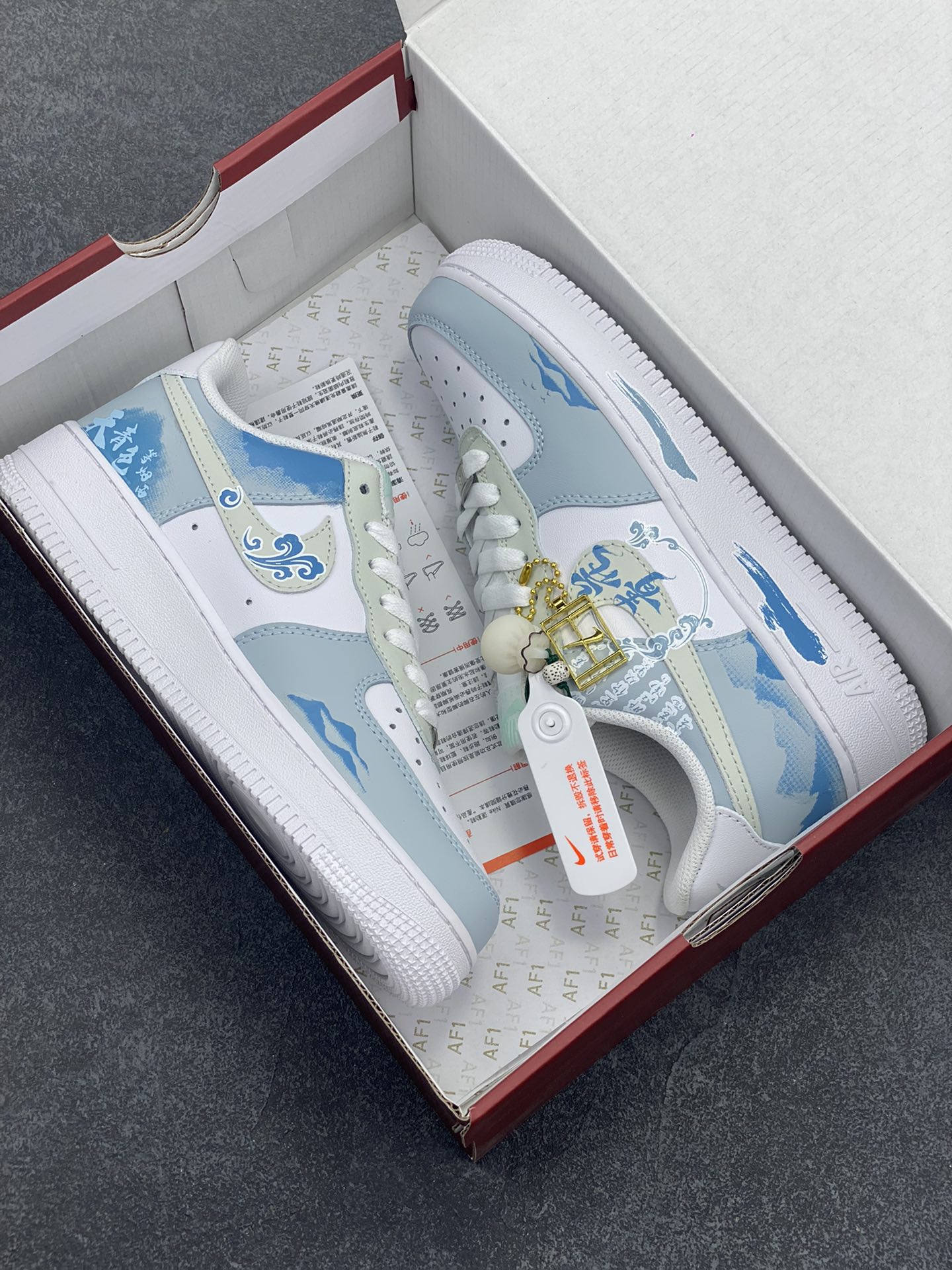 图片[9]-国风定制✨Nike Air Force 1 Low \”青花瓷”“Celadon” 初闻“青花瓷”之名，脑海中便会浮现出一幅烟雨朦胧的江南画卷。那细腻洁白的胎体，恰似江南水乡的薄雾，轻柔而纯净；幽然绽放的蓝色花纹，宛如水墨画中的笔触，肆意又洒脱。它诞生于土，却在烈火的淬炼下，脱胎换骨，成为了瓷器中的翘楚 货号：LJ2288-222 尺码： 36 36.5 37 38 38.5 39 40 40.5 41 42 42.5 43 44 44.5 45-选品中心