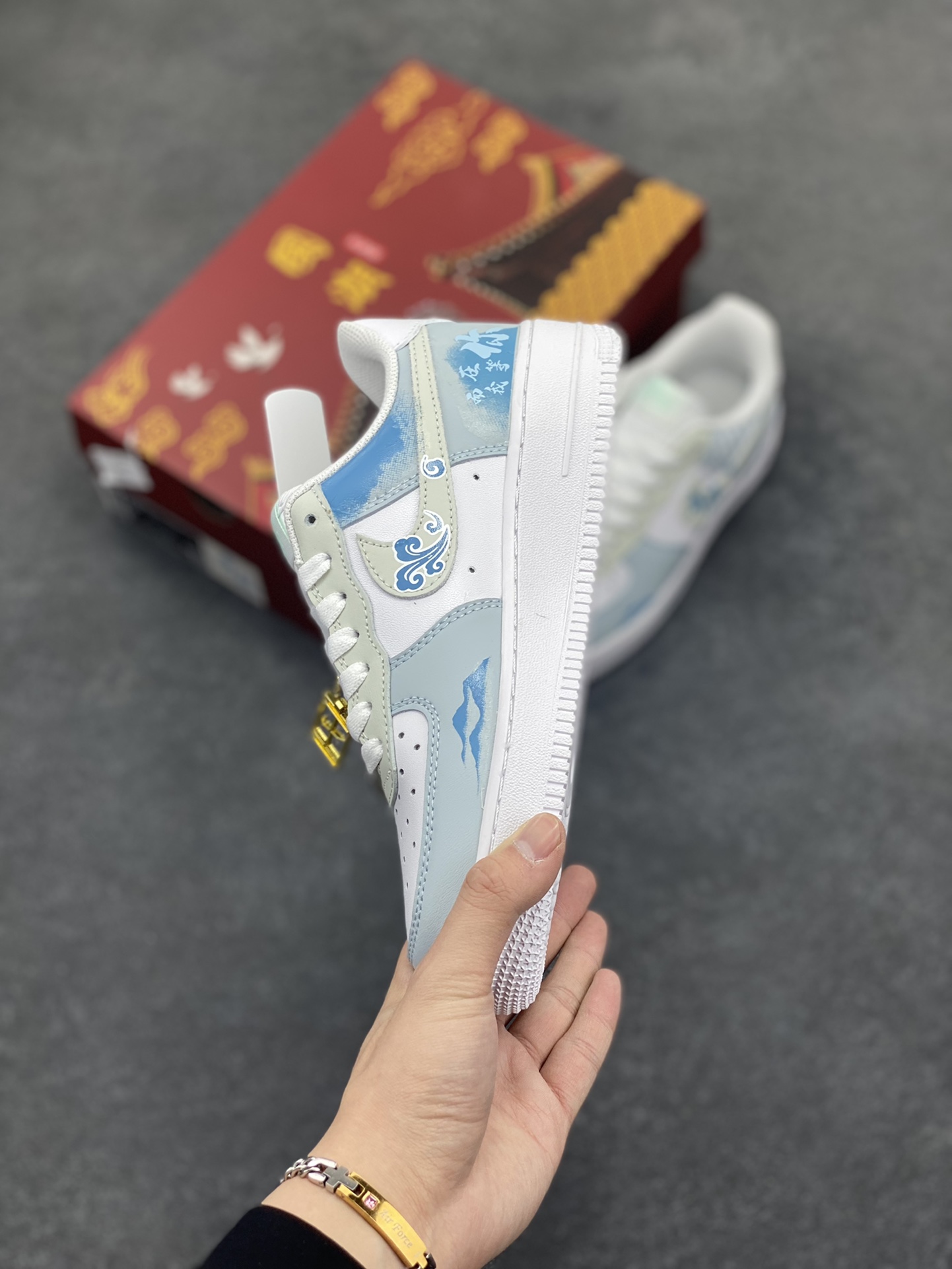 图片[3]-国风定制✨Nike Air Force 1 Low \”青花瓷”“Celadon” 初闻“青花瓷”之名，脑海中便会浮现出一幅烟雨朦胧的江南画卷。那细腻洁白的胎体，恰似江南水乡的薄雾，轻柔而纯净；幽然绽放的蓝色花纹，宛如水墨画中的笔触，肆意又洒脱。它诞生于土，却在烈火的淬炼下，脱胎换骨，成为了瓷器中的翘楚 货号：LJ2288-222 尺码： 36 36.5 37 38 38.5 39 40 40.5 41 42 42.5 43 44 44.5 45-选品中心