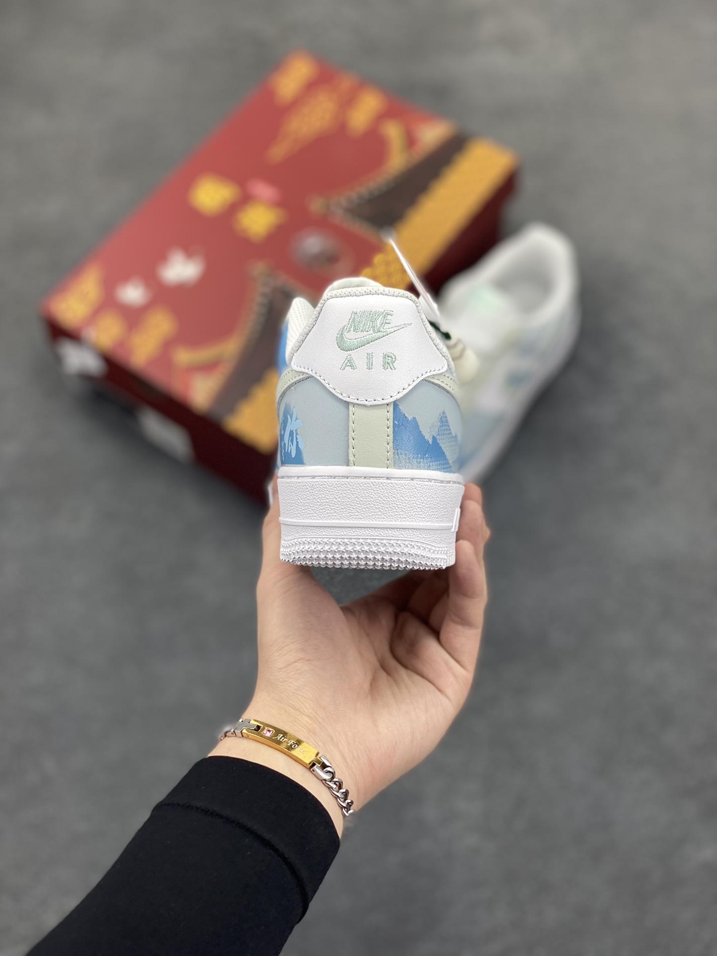 图片[4]-国风定制✨Nike Air Force 1 Low \”青花瓷”“Celadon” 初闻“青花瓷”之名，脑海中便会浮现出一幅烟雨朦胧的江南画卷。那细腻洁白的胎体，恰似江南水乡的薄雾，轻柔而纯净；幽然绽放的蓝色花纹，宛如水墨画中的笔触，肆意又洒脱。它诞生于土，却在烈火的淬炼下，脱胎换骨，成为了瓷器中的翘楚 货号：LJ2288-222 尺码： 36 36.5 37 38 38.5 39 40 40.5 41 42 42.5 43 44 44.5 45-选品中心