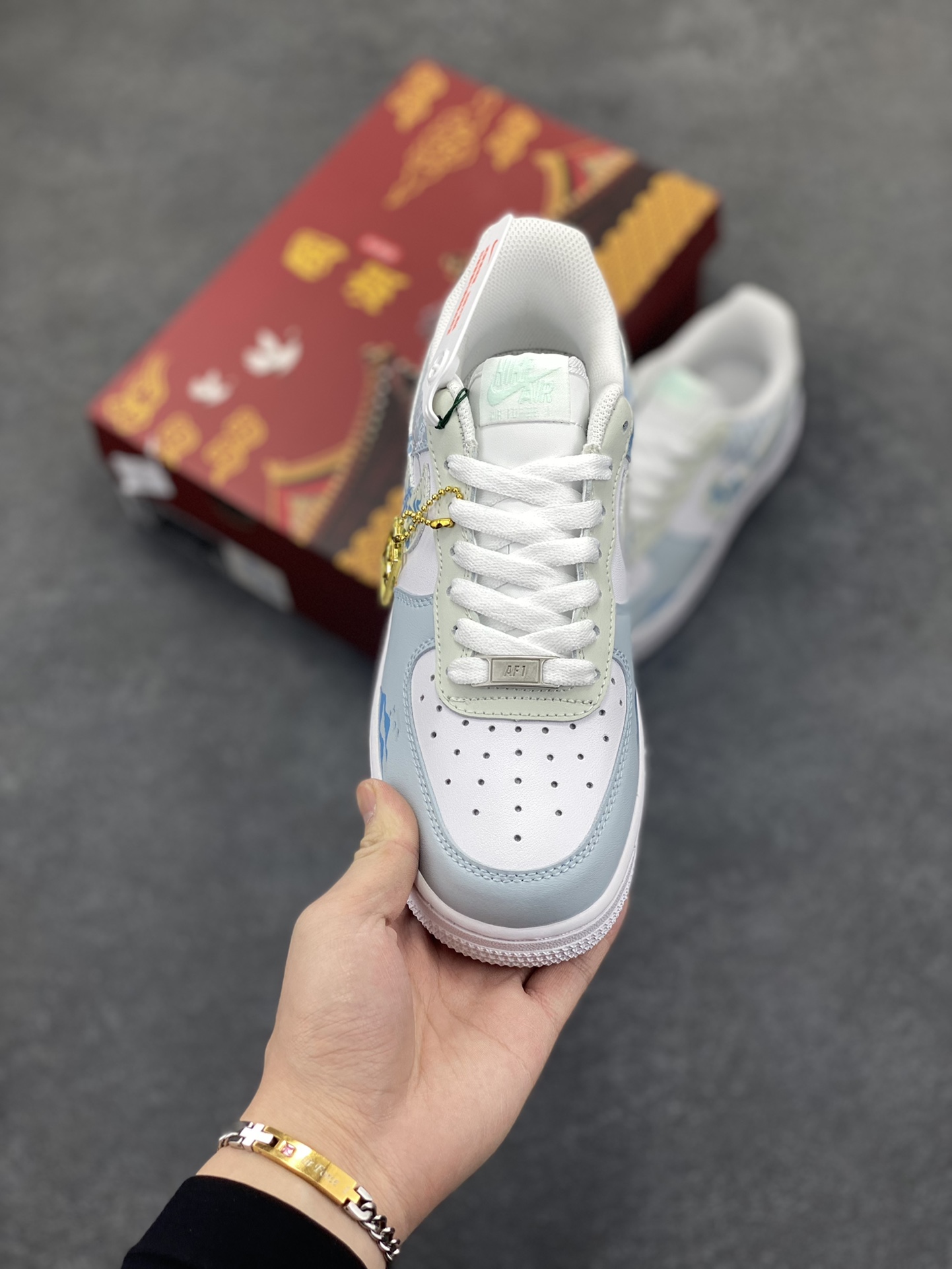 图片[2]-国风定制✨Nike Air Force 1 Low \”青花瓷”“Celadon” 初闻“青花瓷”之名，脑海中便会浮现出一幅烟雨朦胧的江南画卷。那细腻洁白的胎体，恰似江南水乡的薄雾，轻柔而纯净；幽然绽放的蓝色花纹，宛如水墨画中的笔触，肆意又洒脱。它诞生于土，却在烈火的淬炼下，脱胎换骨，成为了瓷器中的翘楚 货号：LJ2288-222 尺码： 36 36.5 37 38 38.5 39 40 40.5 41 42 42.5 43 44 44.5 45-选品中心